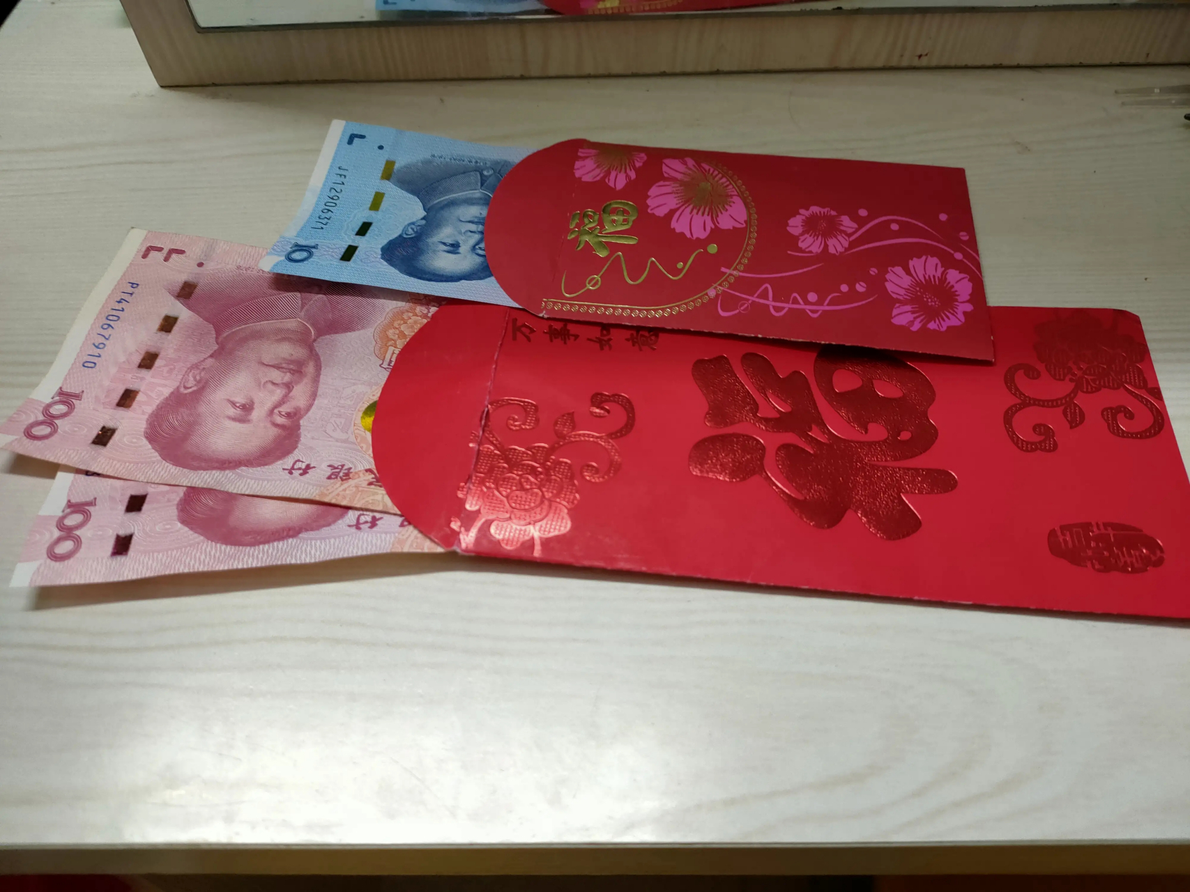 昨天我同学新居入伙,请我去喝喜酒,我包了200元的红包表示祝福.