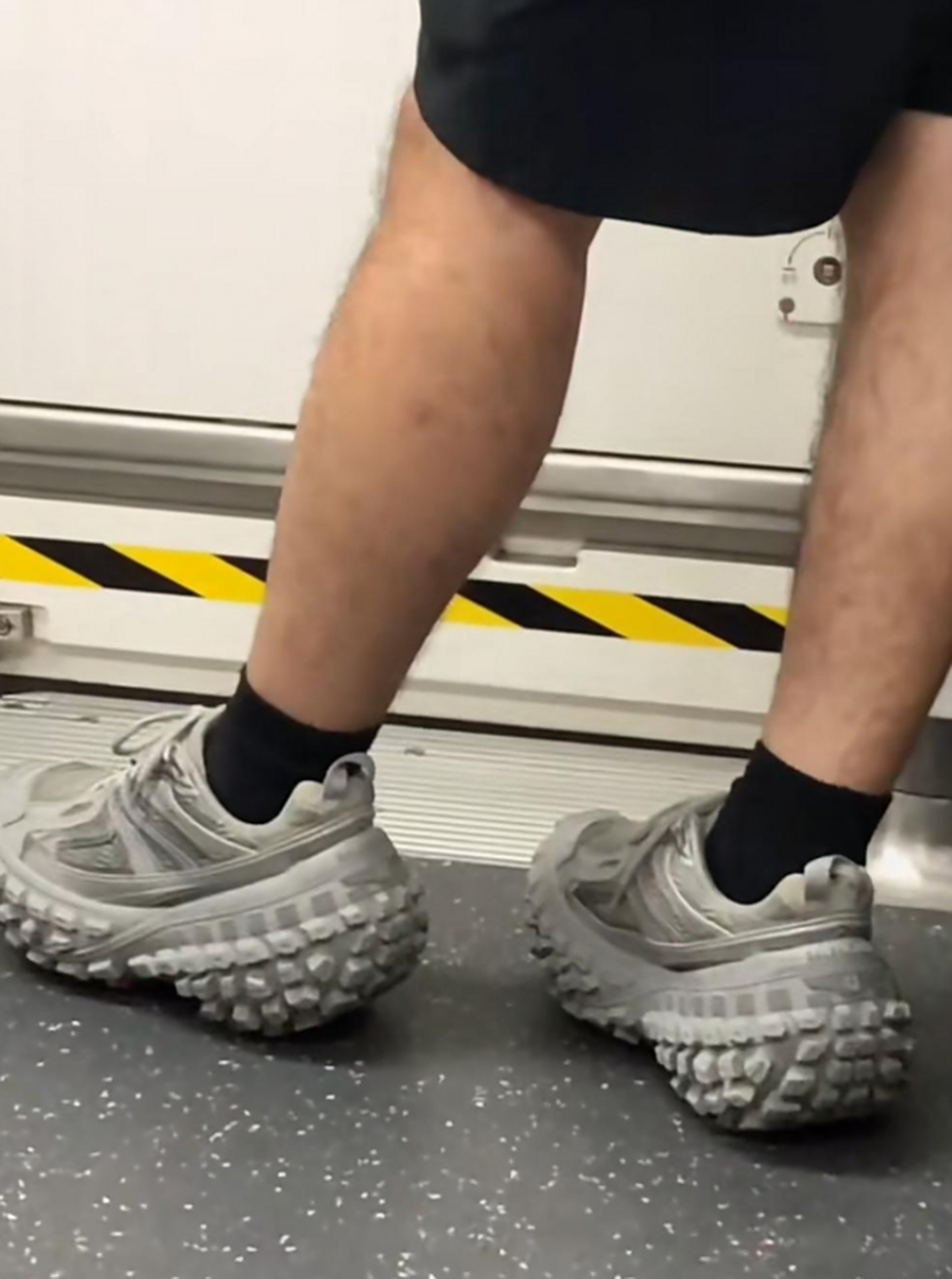地铁上看见的小帅哥,这鞋子真的很雷人,这好看吗?