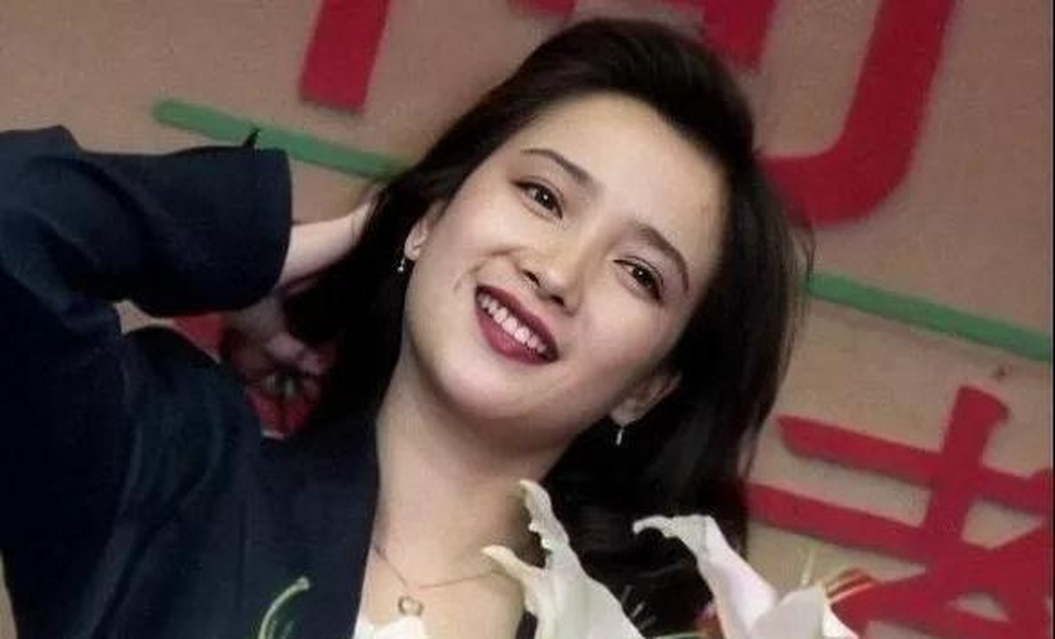 1995年,电视剧《风荷怨》拍摄期间,女主何晴和男主许亚军因合作产生了