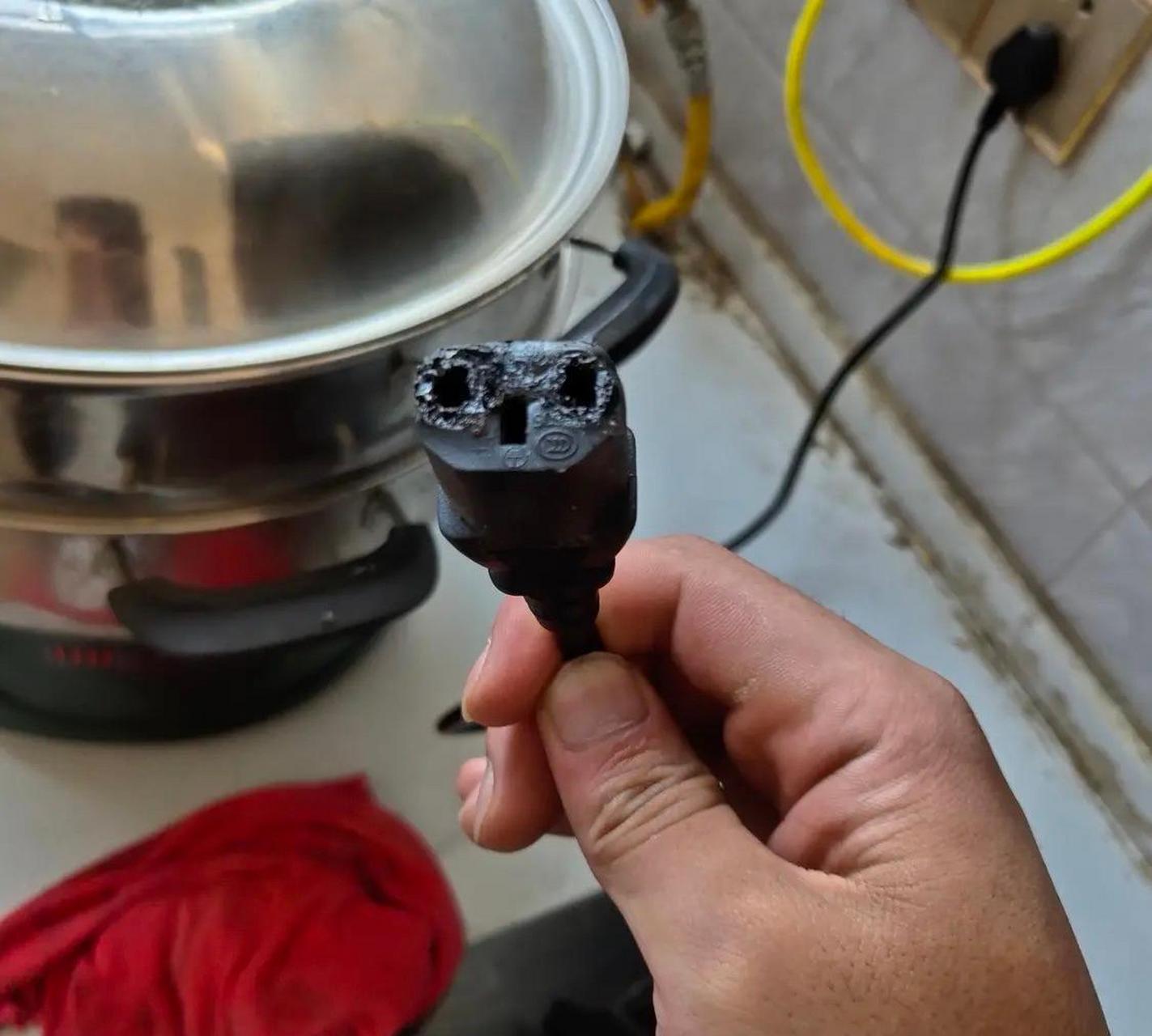 网友:兄弟们遇到难题了,家里电锅总烧线.