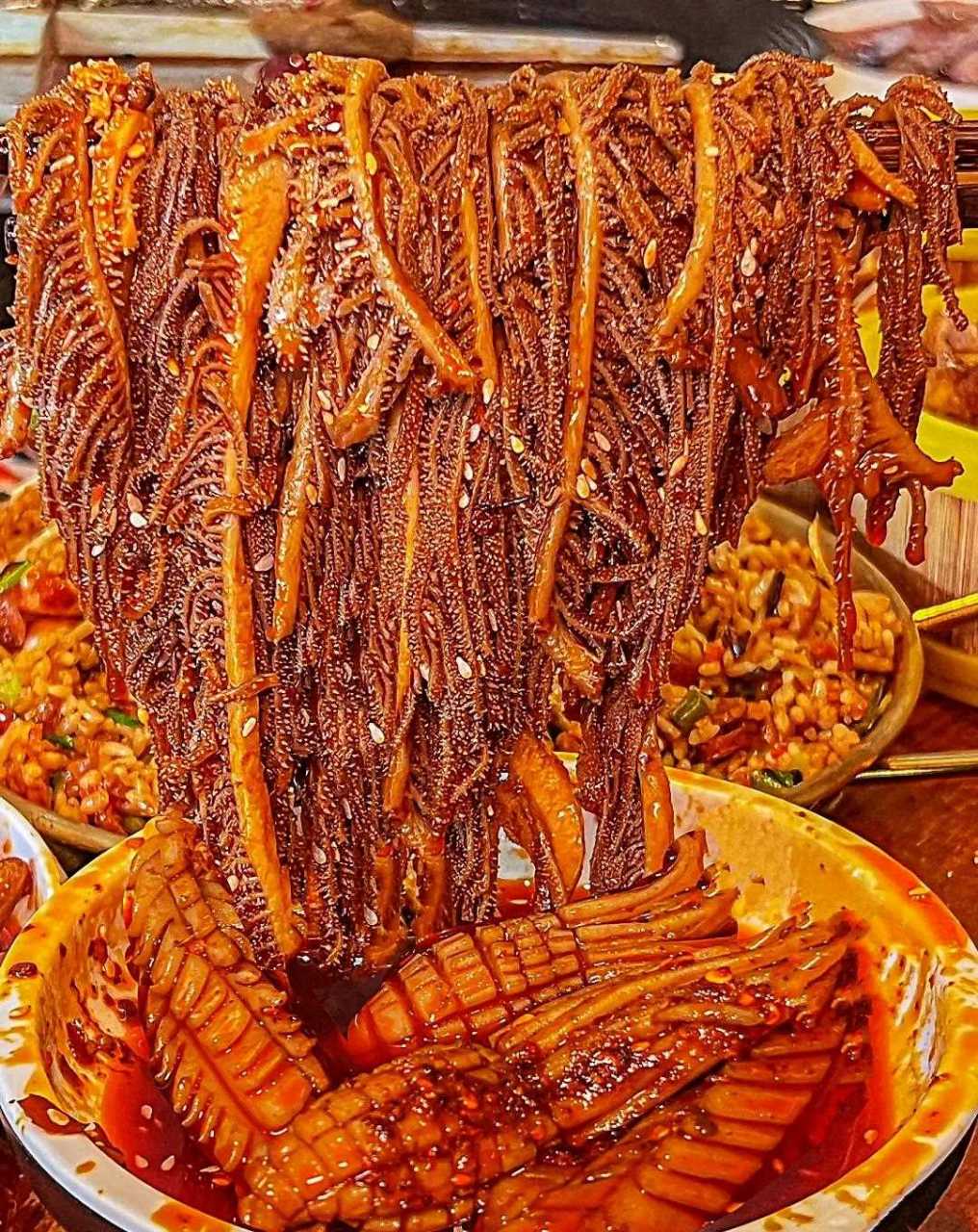 爆浆鱼蛋,烤地瓜,香煎生蚝,无水焖虾,孜然玉米,千层肚鱿鱼面.