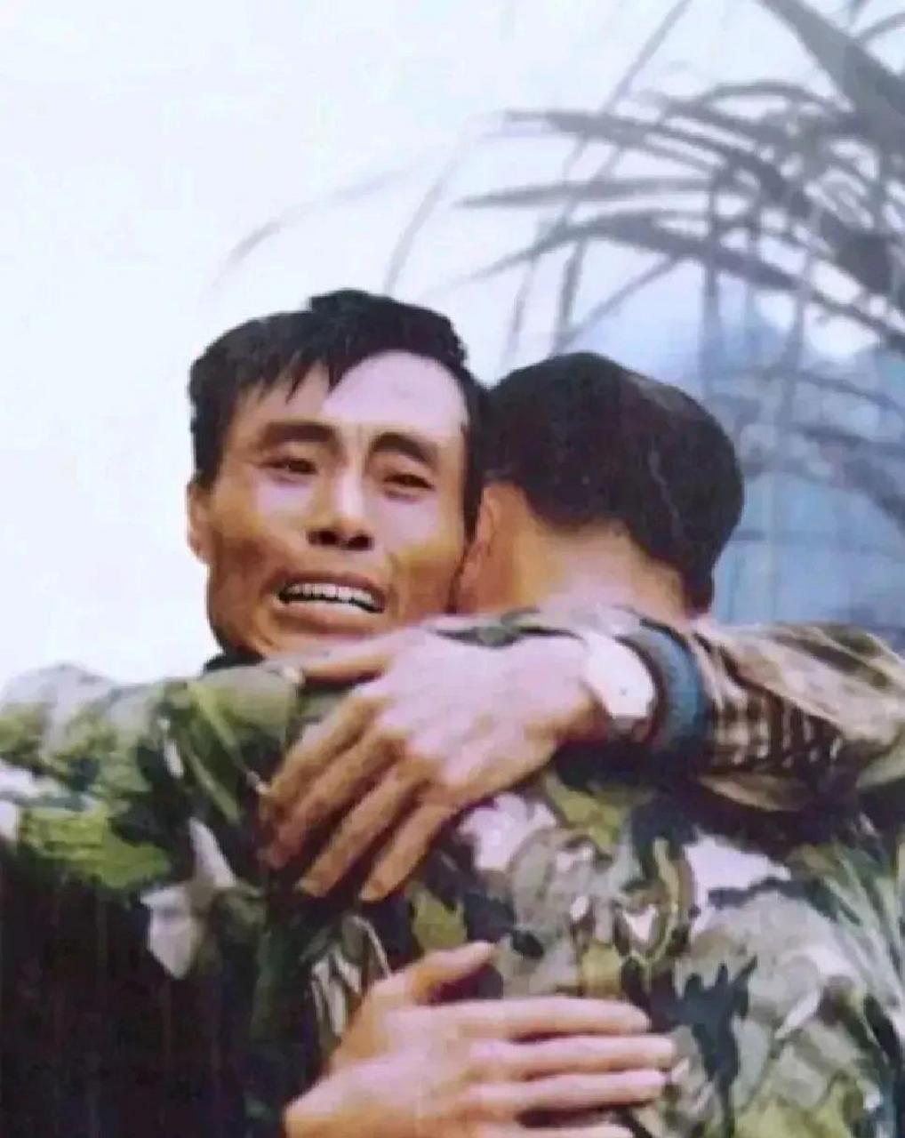 这张两个军人拥抱的照片拍摄于1985年,云南前线老山战斗的战场抓拍