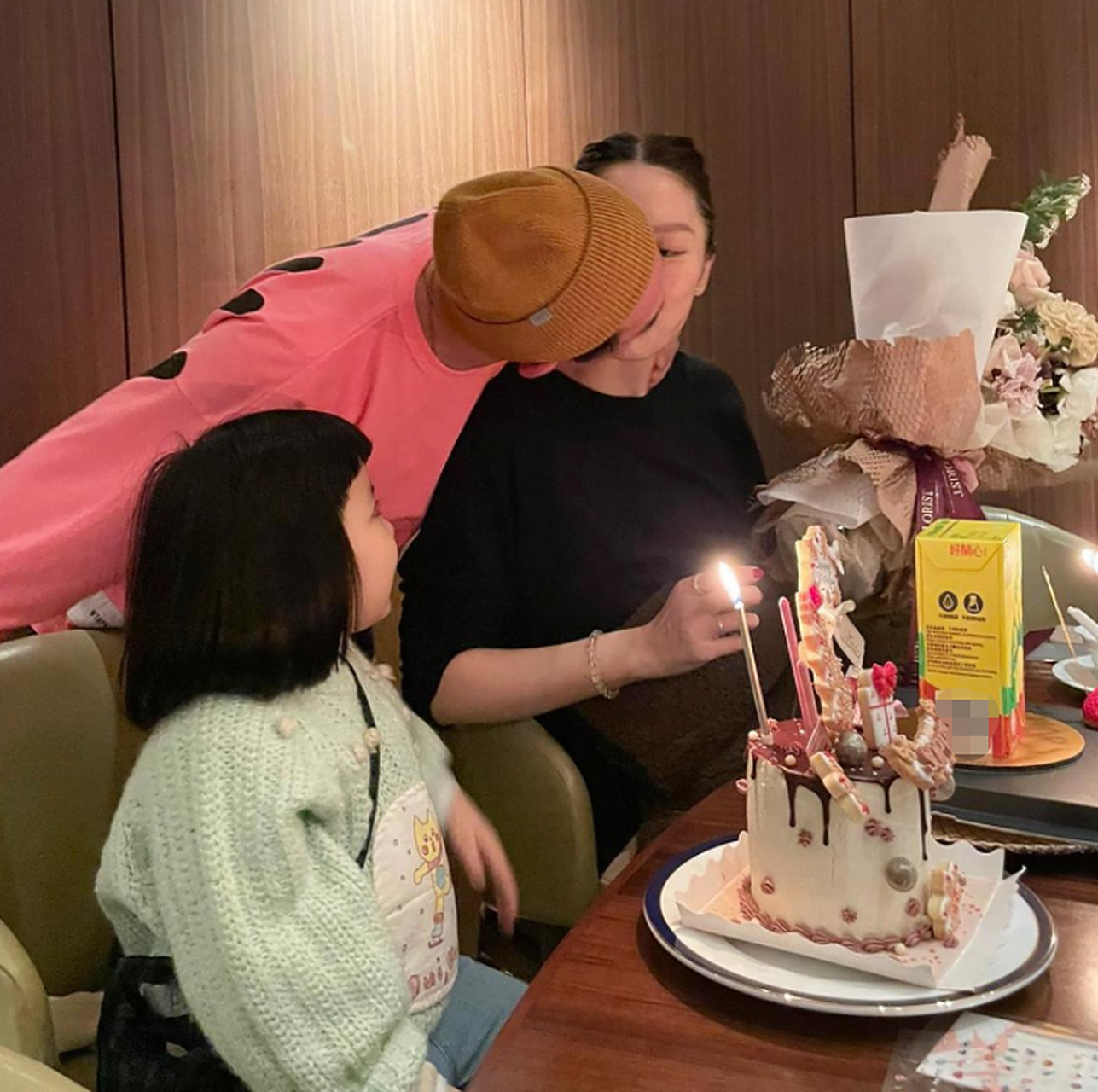 据港媒报道,李灿森为了给爱妻梁志莹庆祝41岁生日,特意举办了一场派对