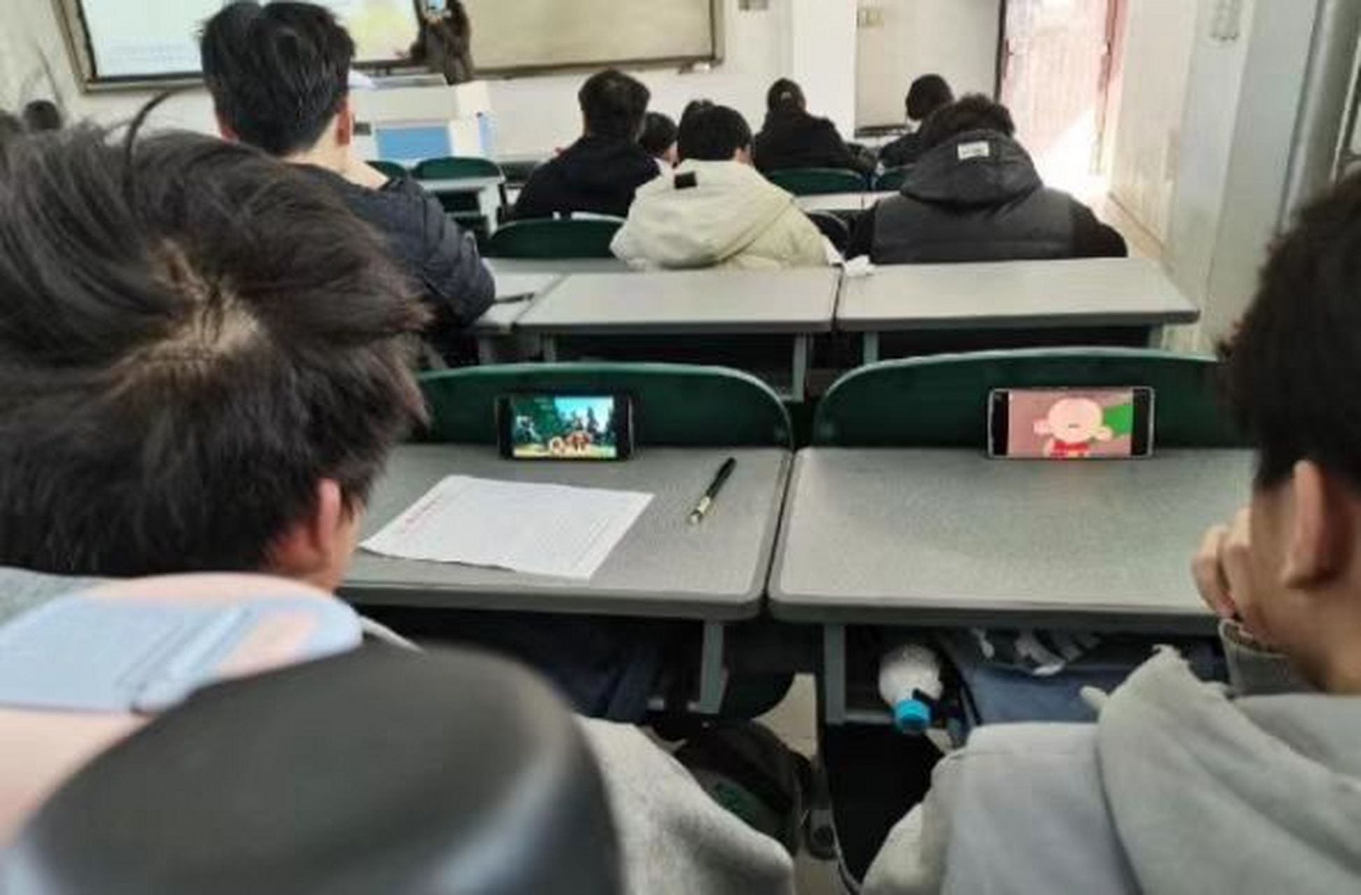 天天上课玩手机也不怕挂科吗