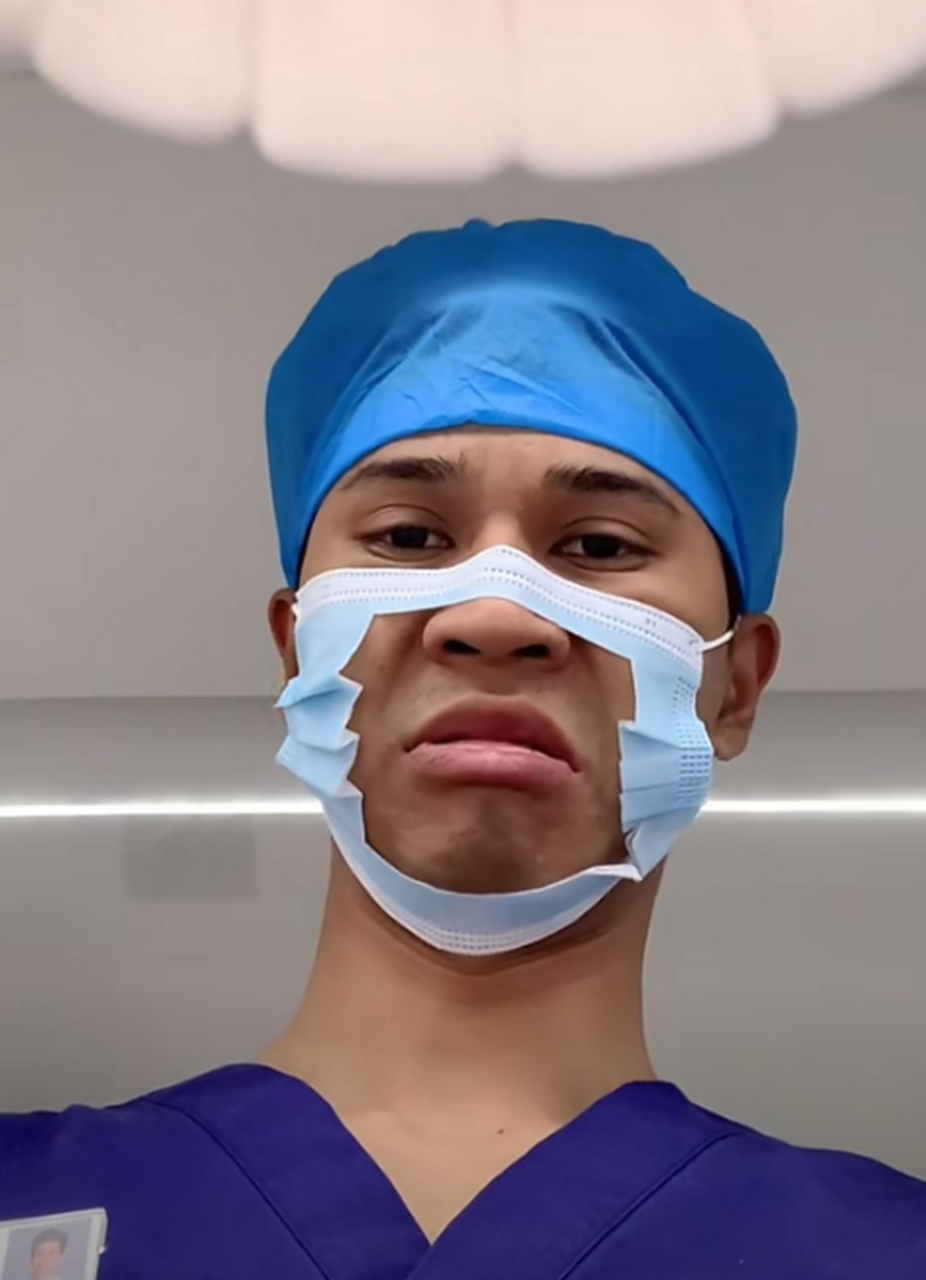 假如你能看见牙医口罩后面的表情,是不是感觉拔牙也不那么痛了!