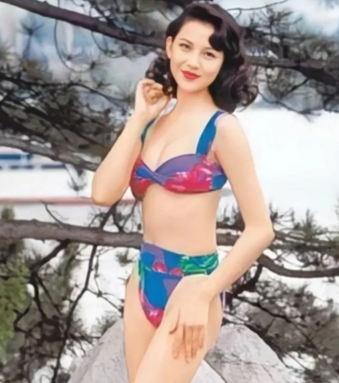 蔡少芬年轻时真漂亮,年轻的时候脸饱满一些,就是年纪老了脸越来越瘦就