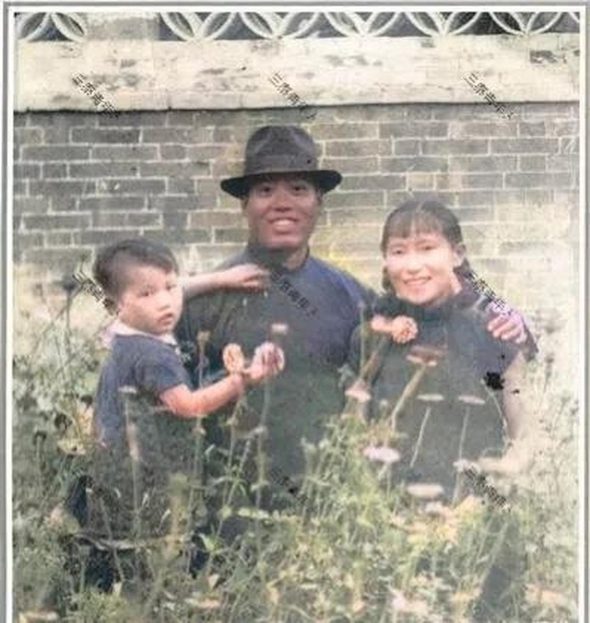 陈中柱是江苏盐城人,早年丧父,家境贫寒.