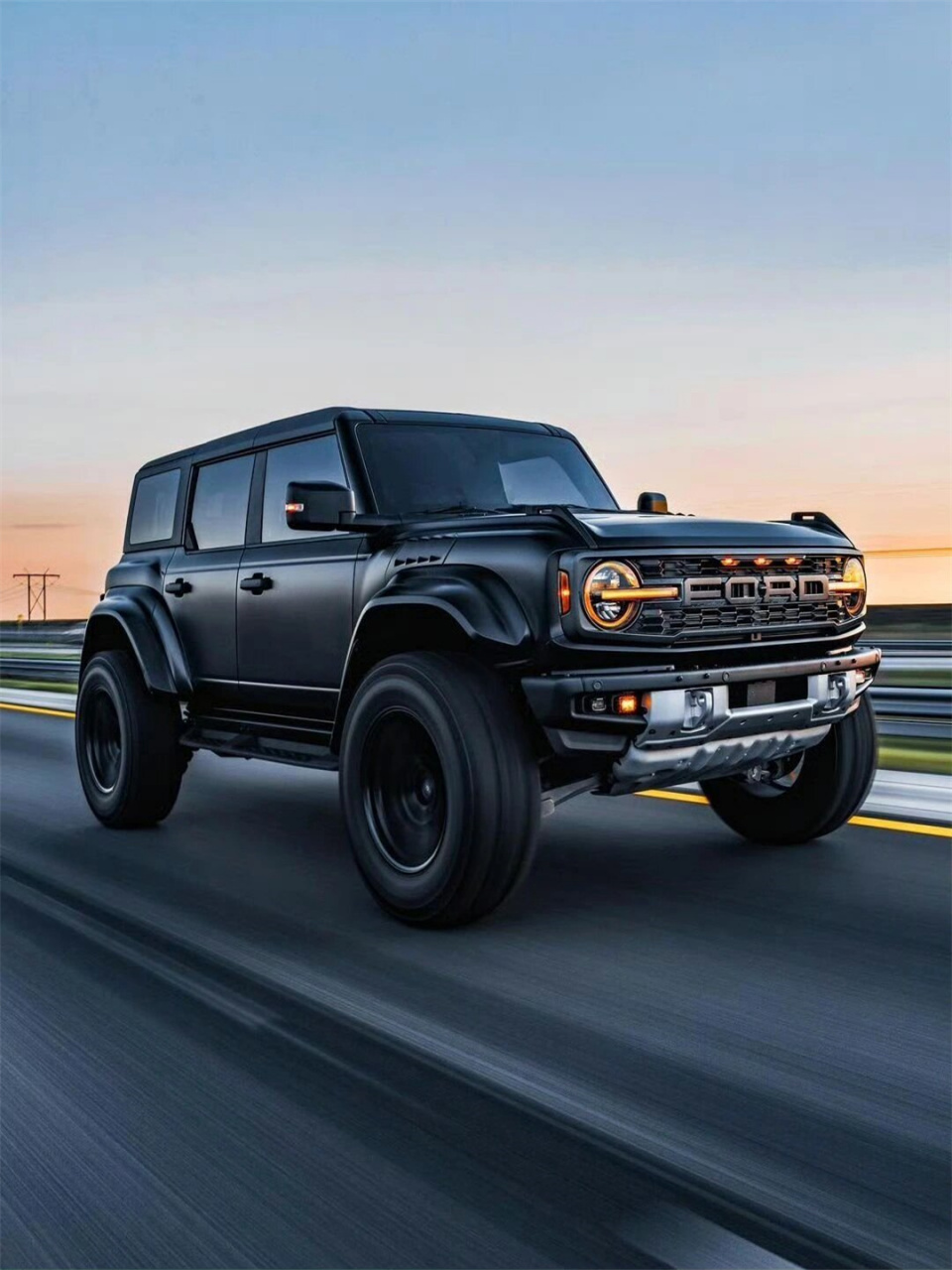 福特bronco raptor是一款强悍的越野车型,传承了福特猛禽系列的越野