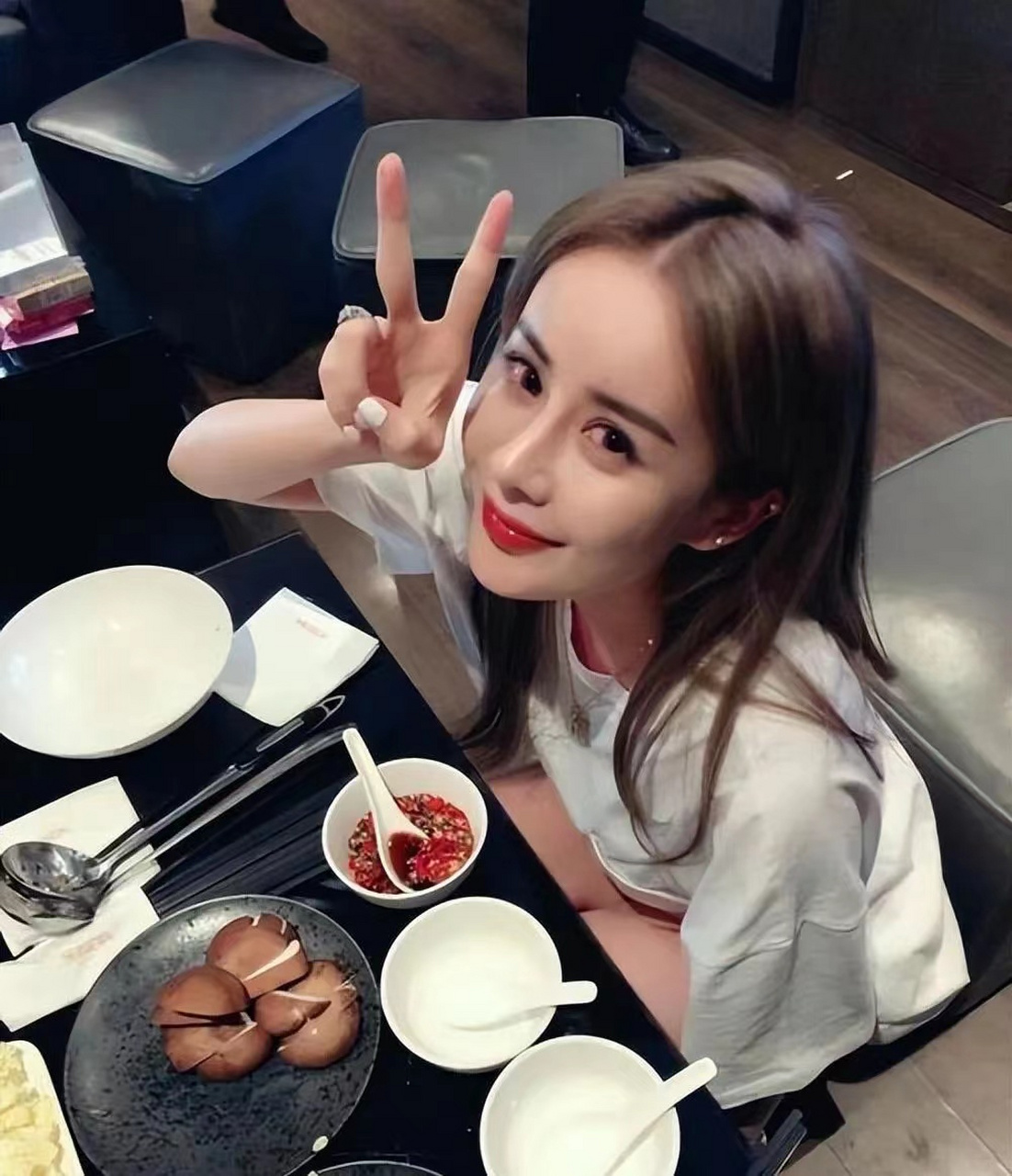 2019年,上海顶级富二代秦奋结婚的前一天,前女友韦雪突然出现:"我给你