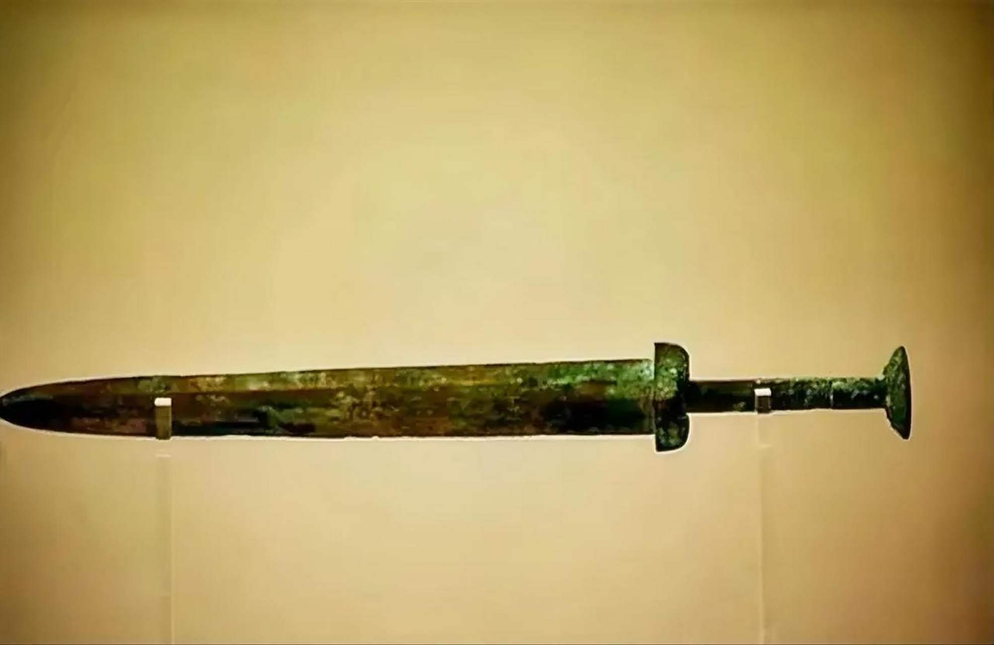 青铜剑是中国古代战争时期最为重要的兵器之一,其锻造技术在当时就