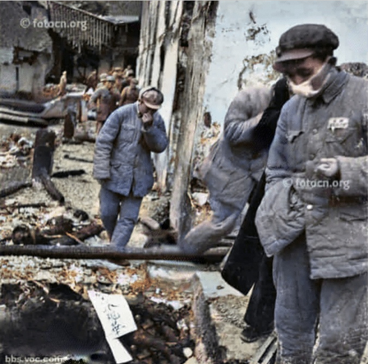 1949年,重庆渣滓洞,小萝卜头遗体的发掘现场,照片中一具具的遗骸被抬