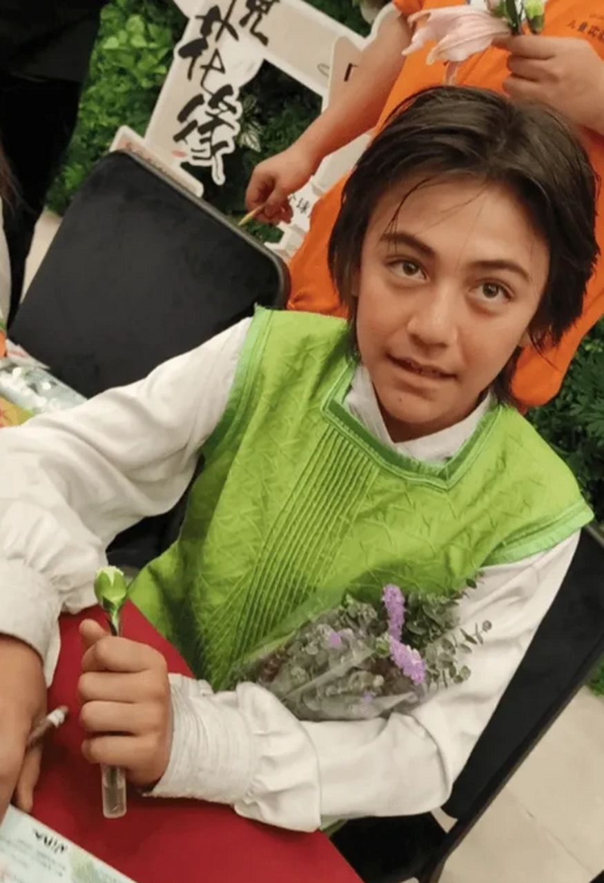 从照片看,兄妹俩身穿演出服,与前来签名合影的观众愉快的互动,刘诺一