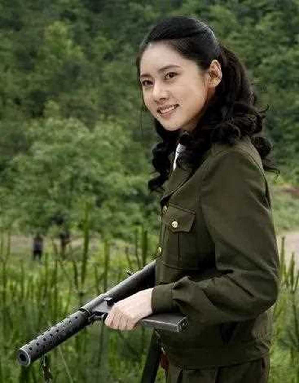今天我们一起来看看,女明星秋瓷炫穿军装,看看漂亮不漂亮呢?