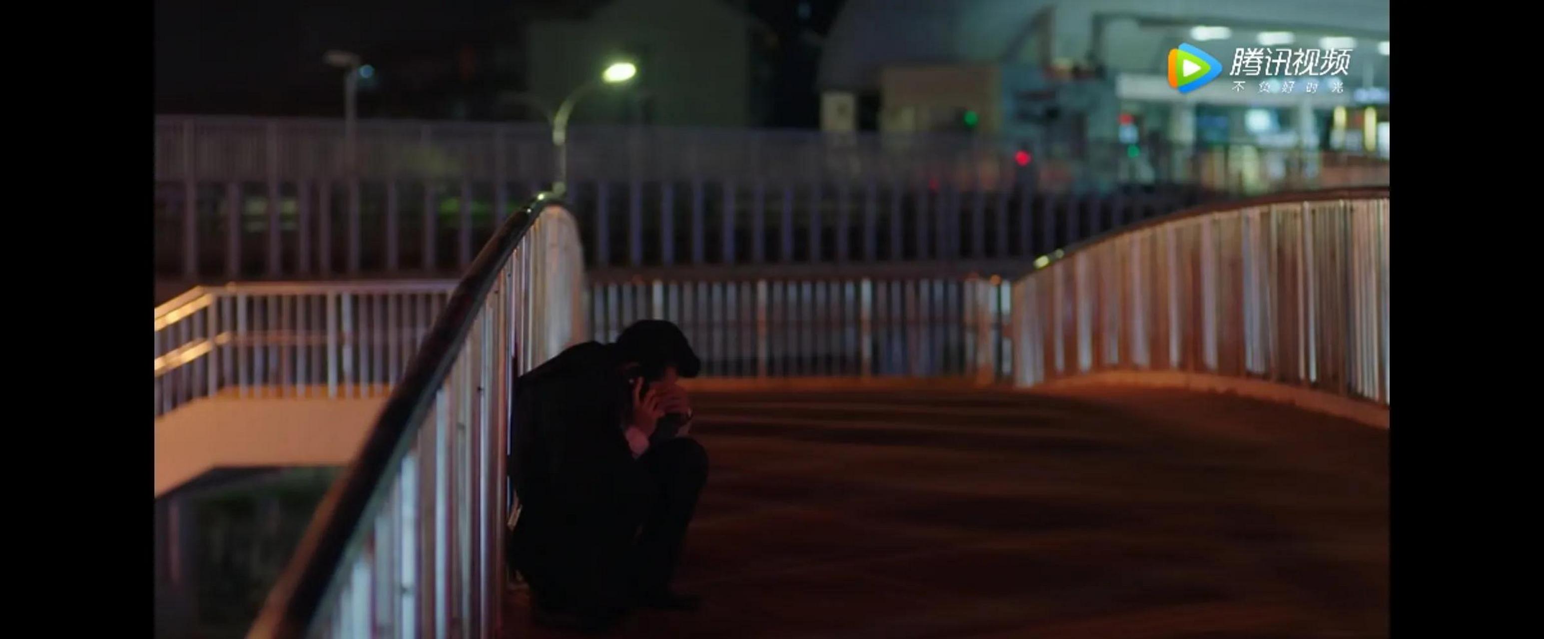 gif创作人# 中年男人瘫坐在空无一人的天桥上,给朋友打电话,在电话里