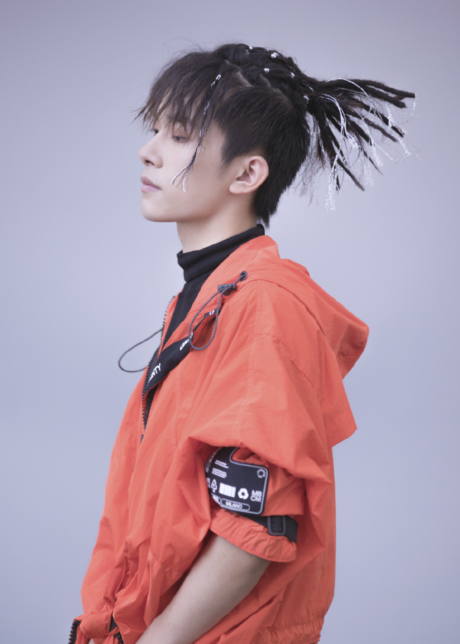 易烊千玺扎起辫子来也太帅了吧,而且瞬间气场十足,头发长的男生赶紧学