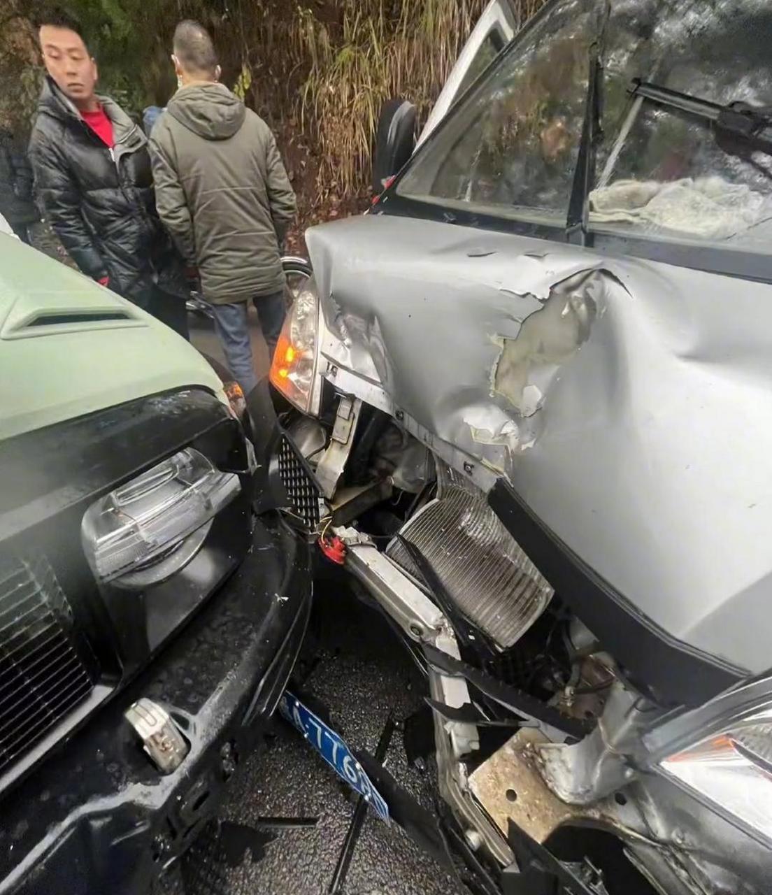 网友:两车相撞,不得不说坦克300真硬啊!