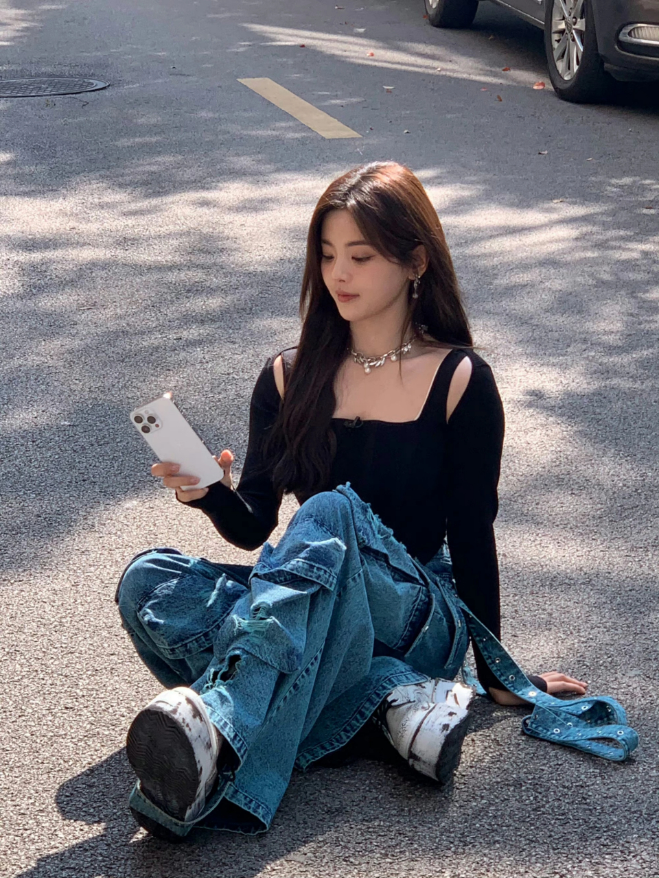 杨超越潮酷少女出街  身穿uhot 2024 ss磁场觉醒系列牛仔工装裤,搭配