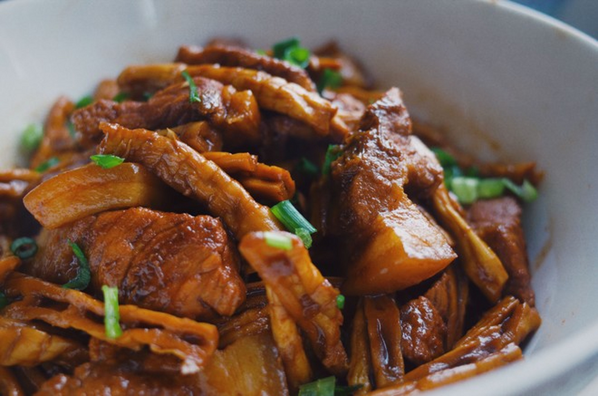 家常菜笋干烧肉,肉汁鲜香,清新可口,让你不吃白不吃!