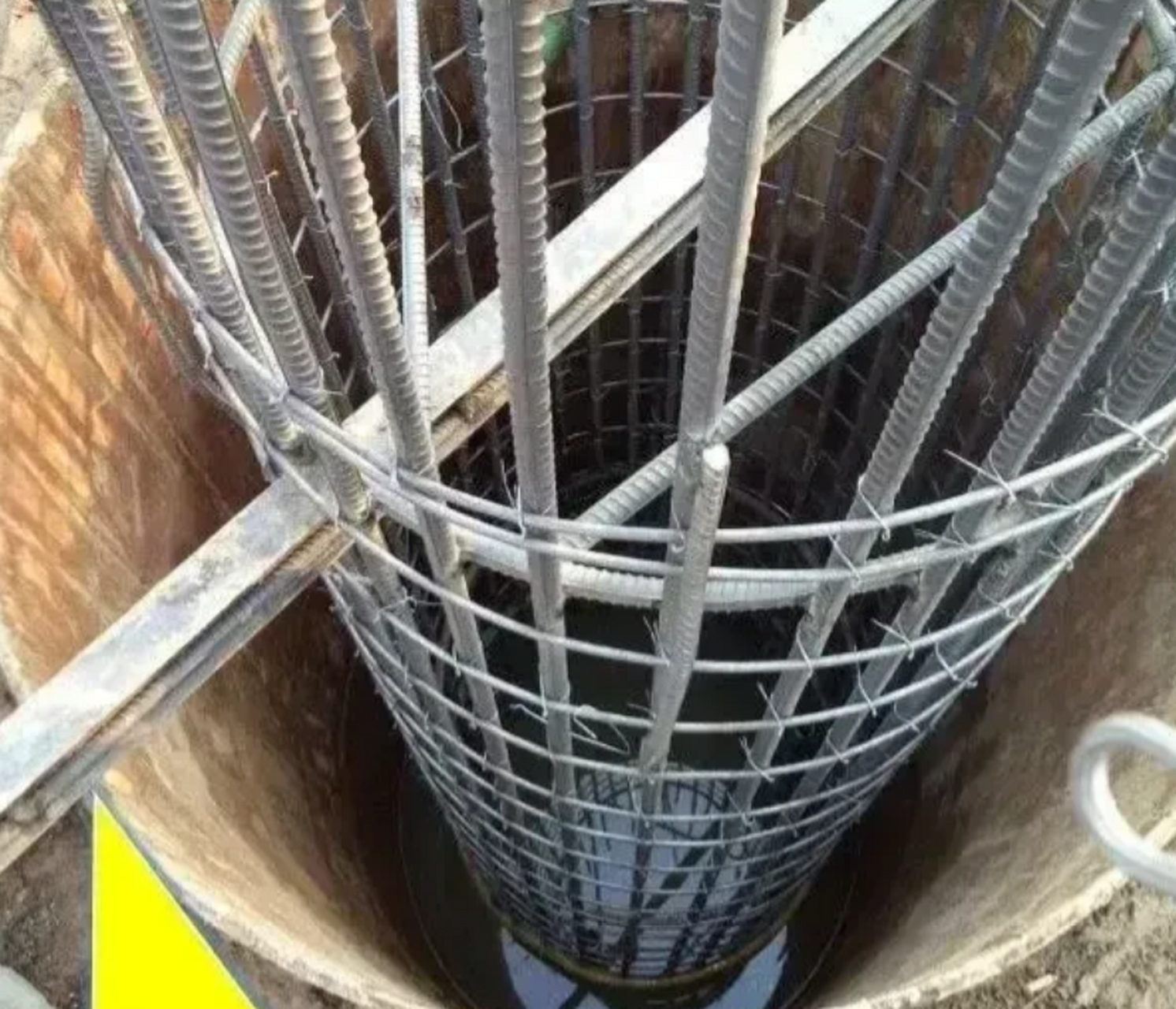 设计灌注桩直径1000mm,钢筋笼的直径只有700mm ,被我发现后,桩基老板