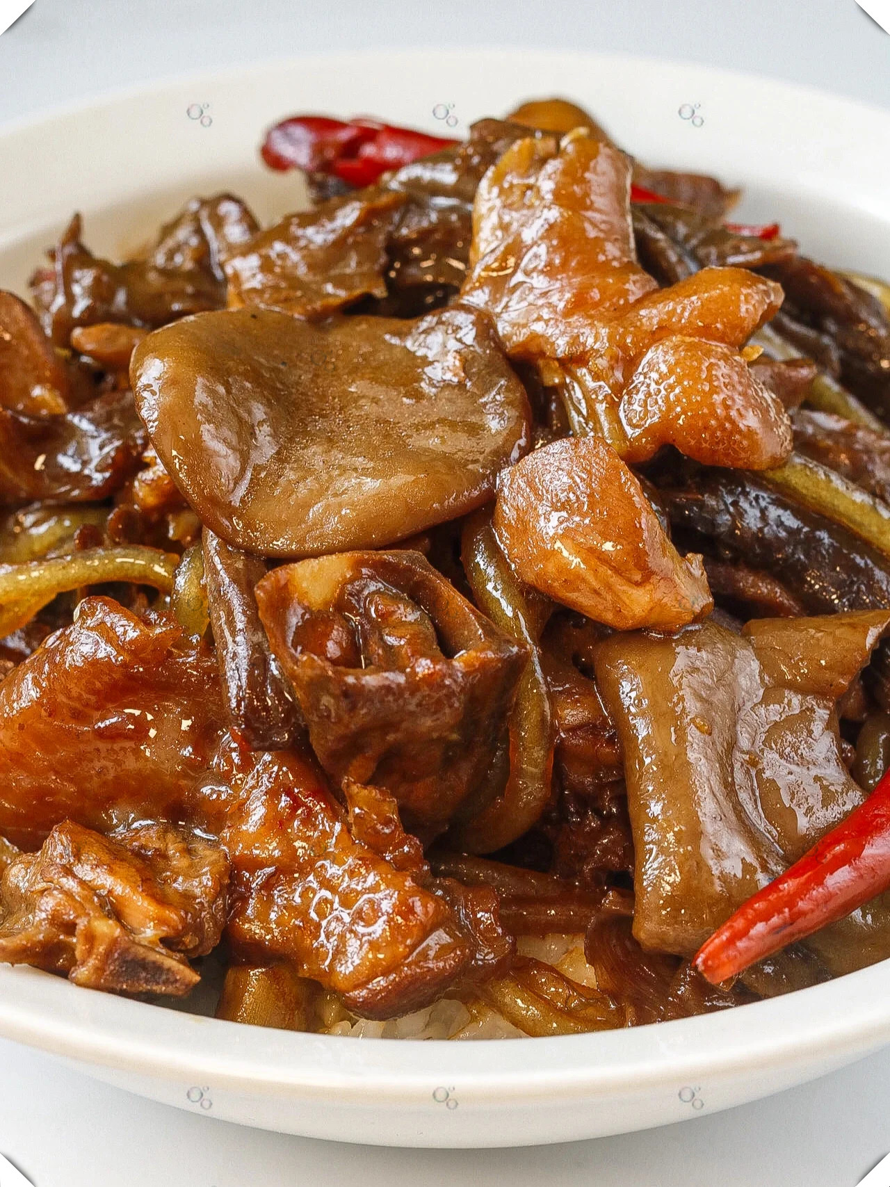 鸡肉鲜嫩多汁搭配今年新采的野生榛蘑