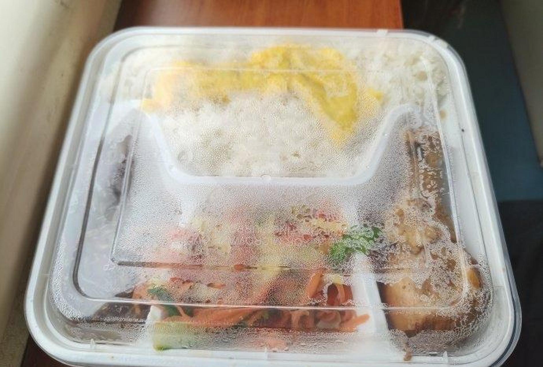 绿皮火车上的盒饭,现在是20元一份,快十年没吃了,比以前好吃多了.