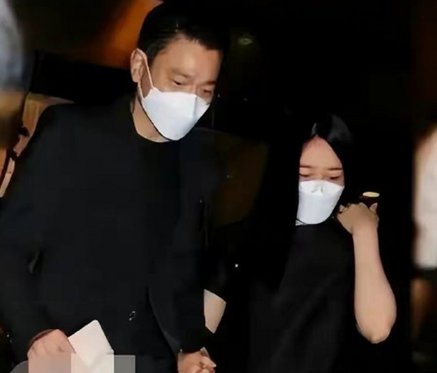 刘德华老婆朱丽倩虽然就是穿普通的黑裙,依旧是简约大气却又不失高级