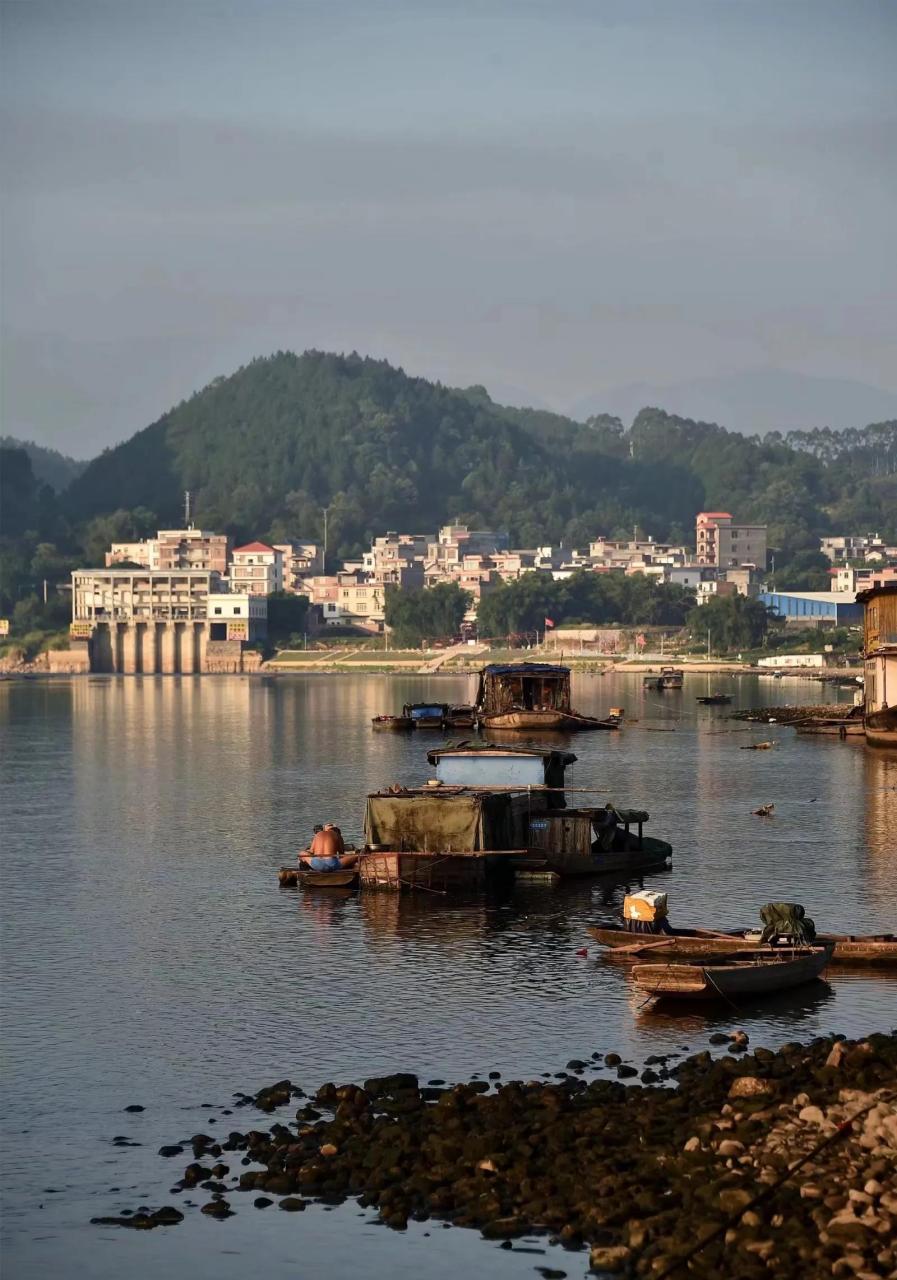 肇庆的怀集县出发,走g355国道或g78汕昆高速,很快就可以进入广西境内