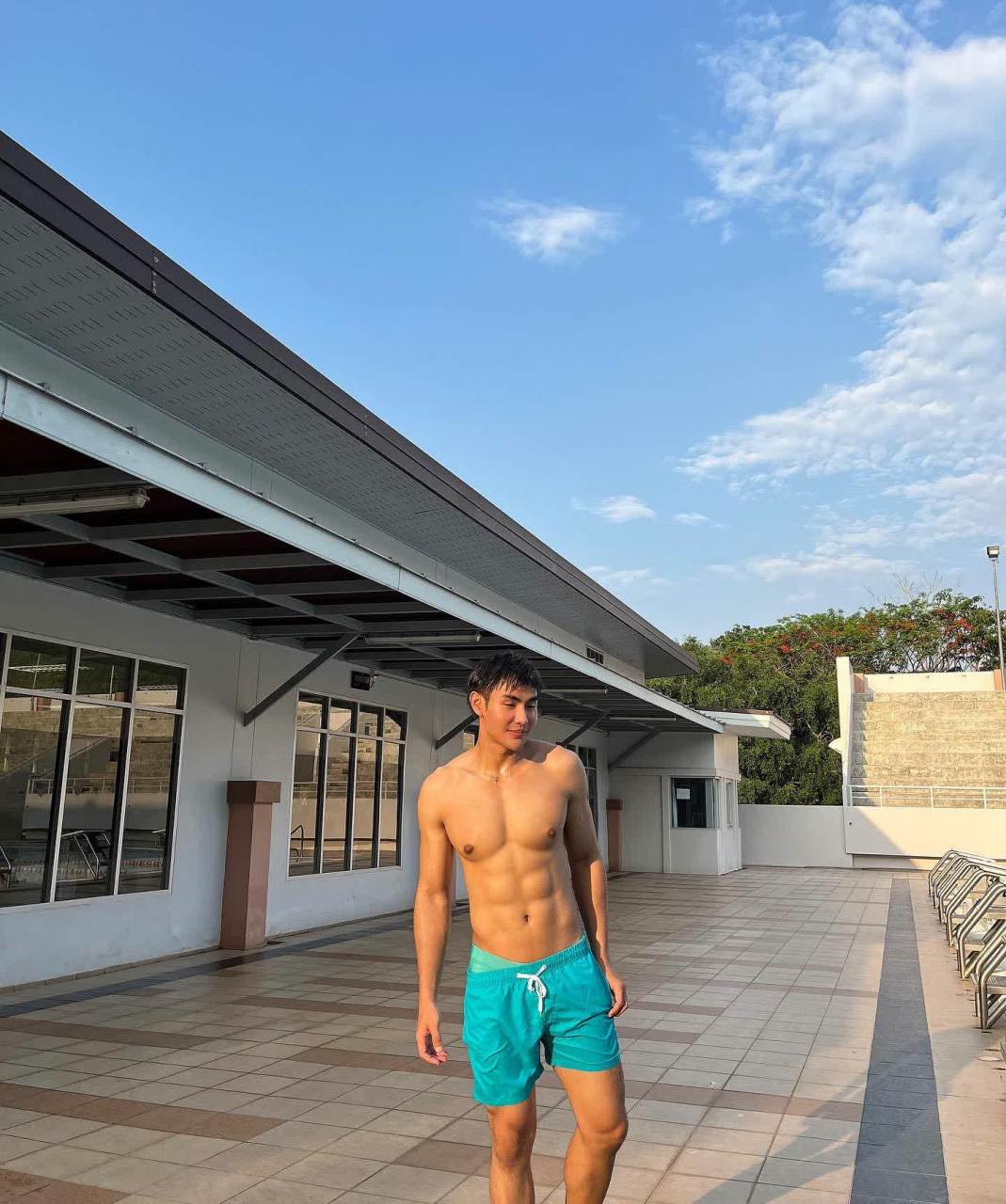 当你是一个颜值和身材兼备的肌肉男,你就会成为众人瞩目的焦点,走到