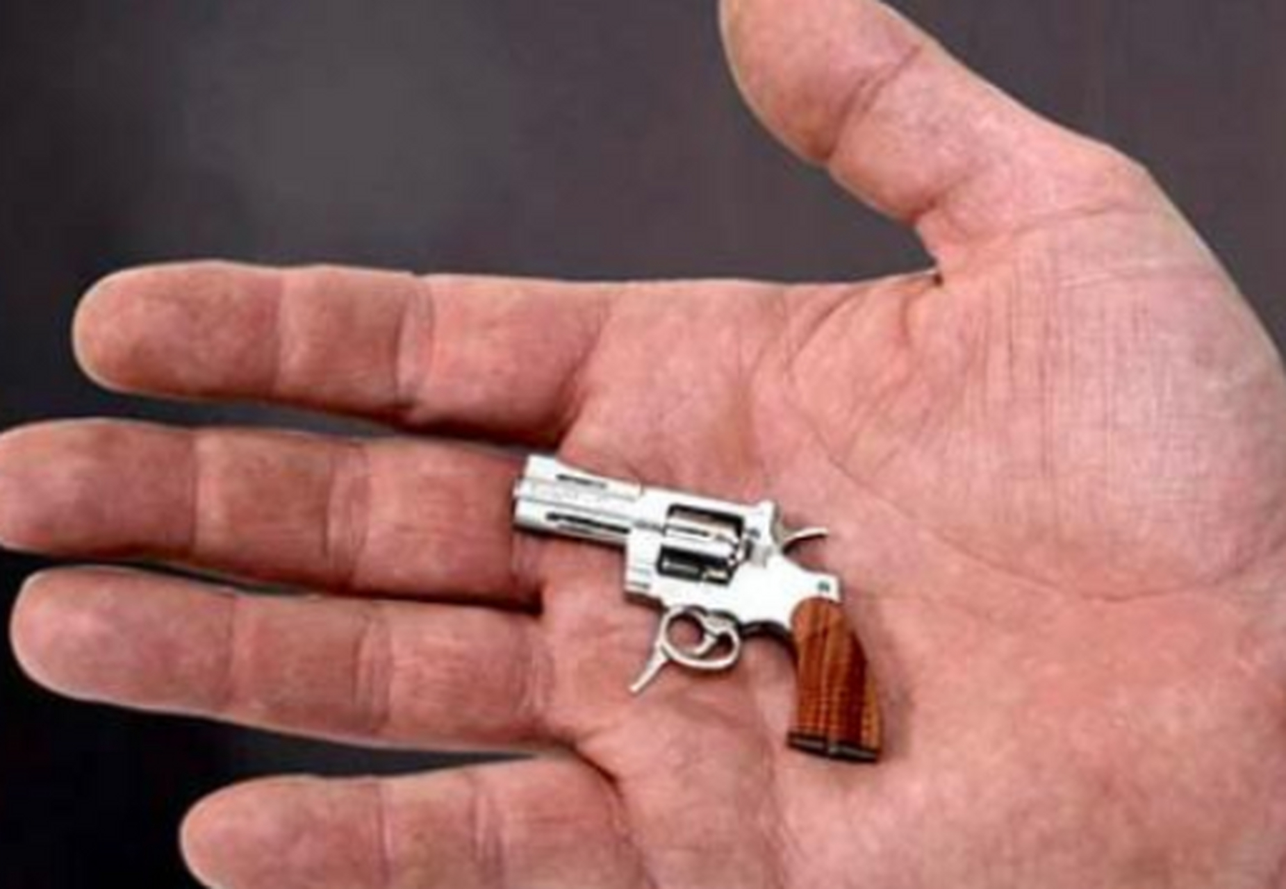 枪械的整体造型非常小巧,全长只有5厘米,手指大小,可以当钥匙链戴.