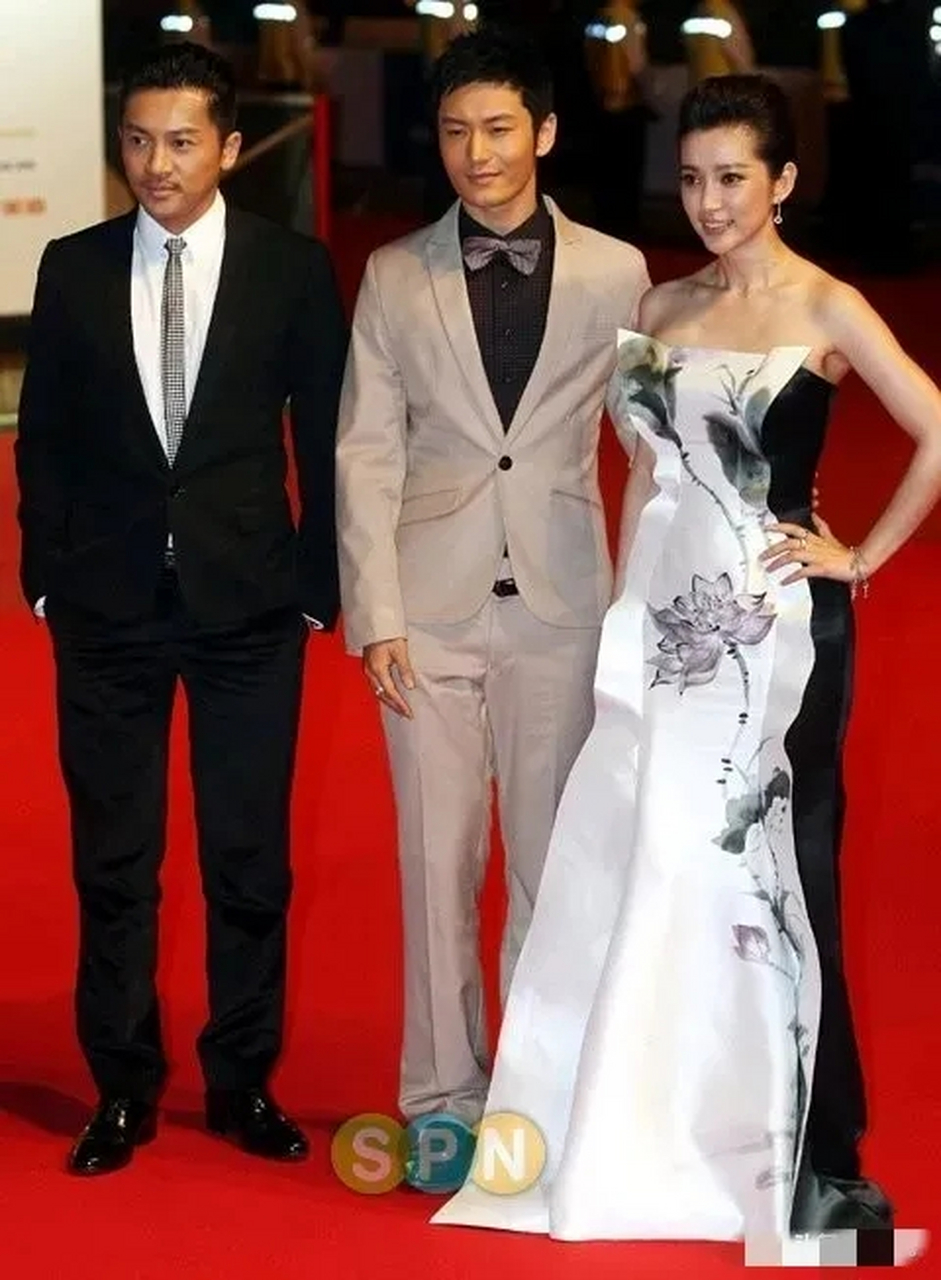 80米吗?感觉快露馅了呀,你看他和苏有朋在一起的时候