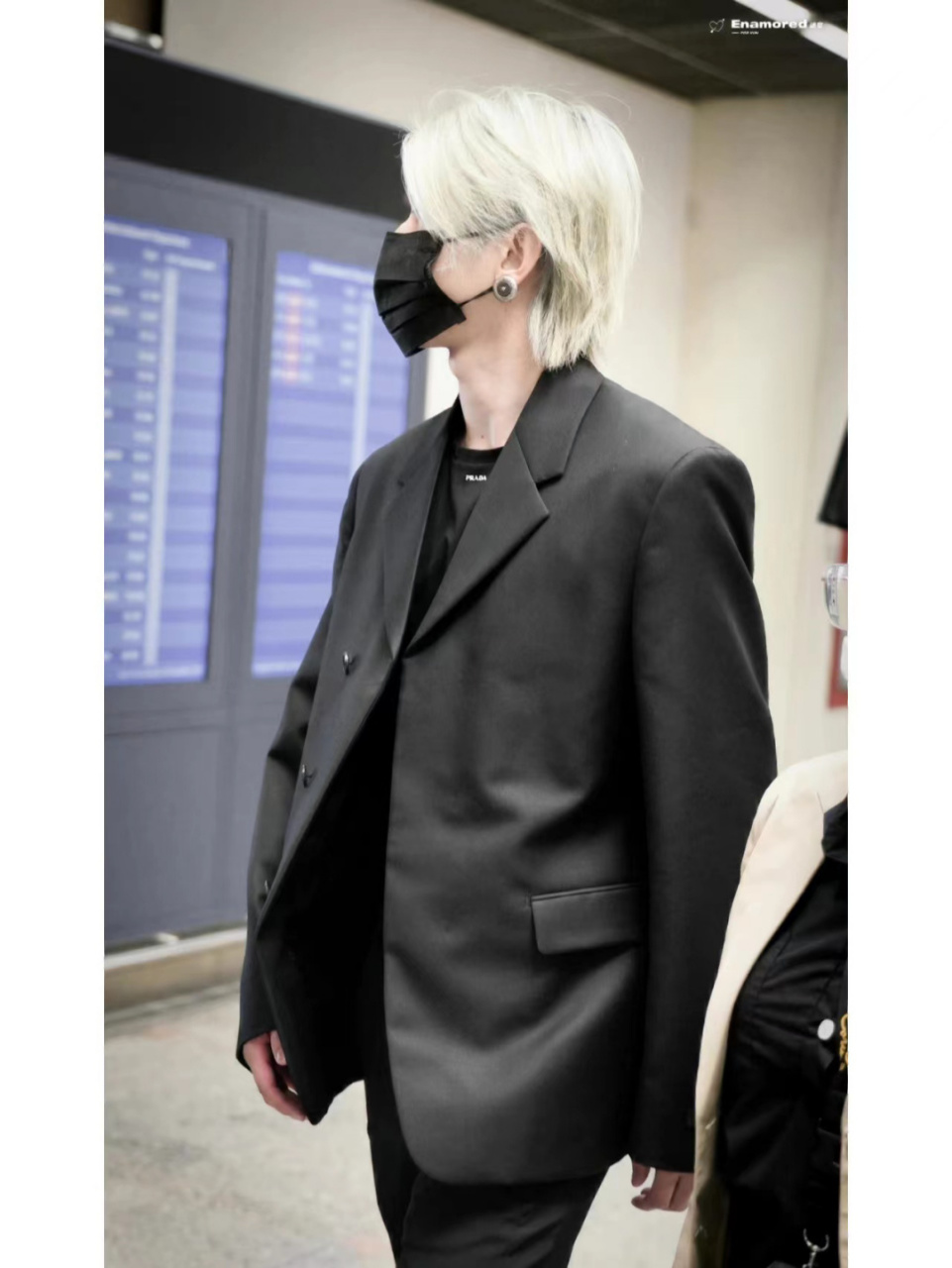 蔡徐坤机场穿搭 贵气少爷气质拿捏 好潮好时尚的西装皮鞋穿搭,太帅了!