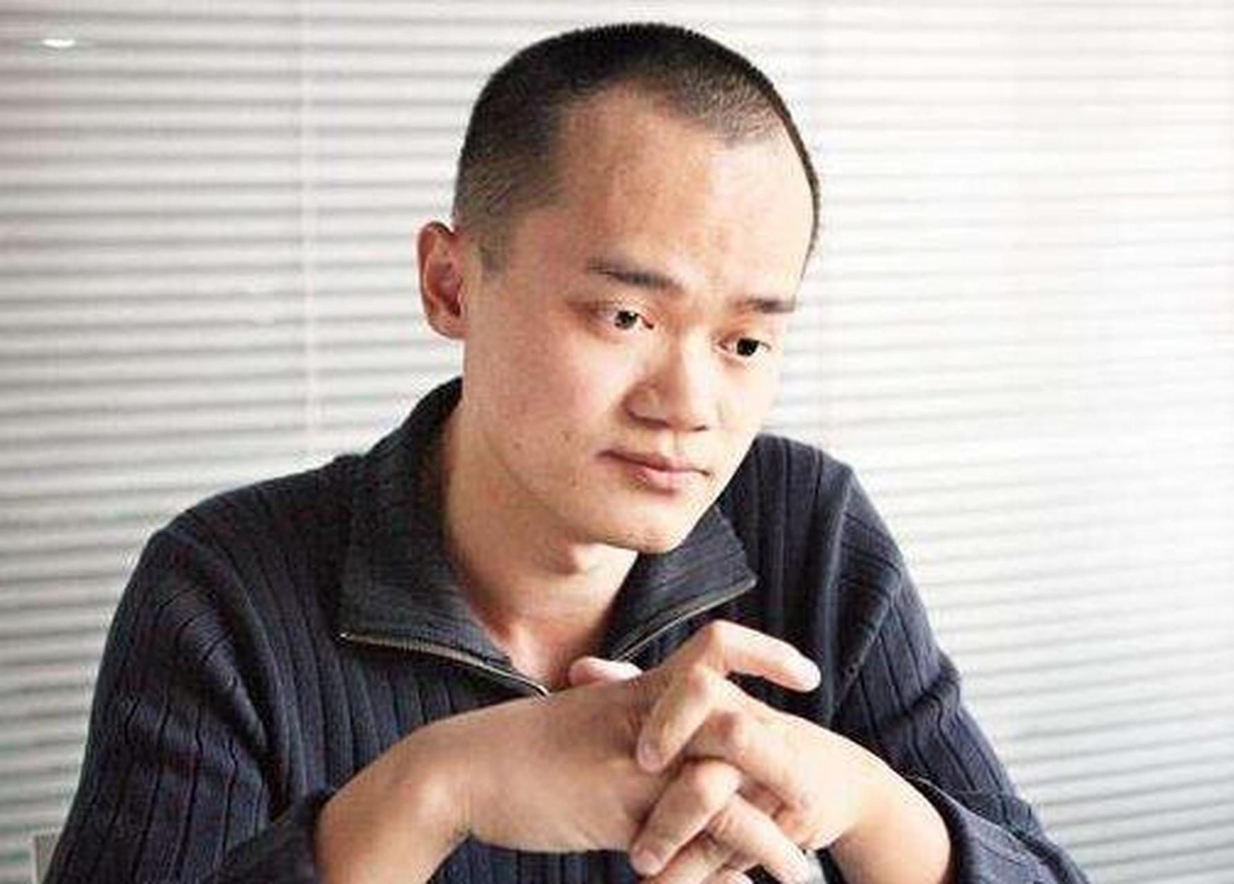 据说当年美团创始人——王兴,找 360 的老板周鸿祎融资时,他只推门看