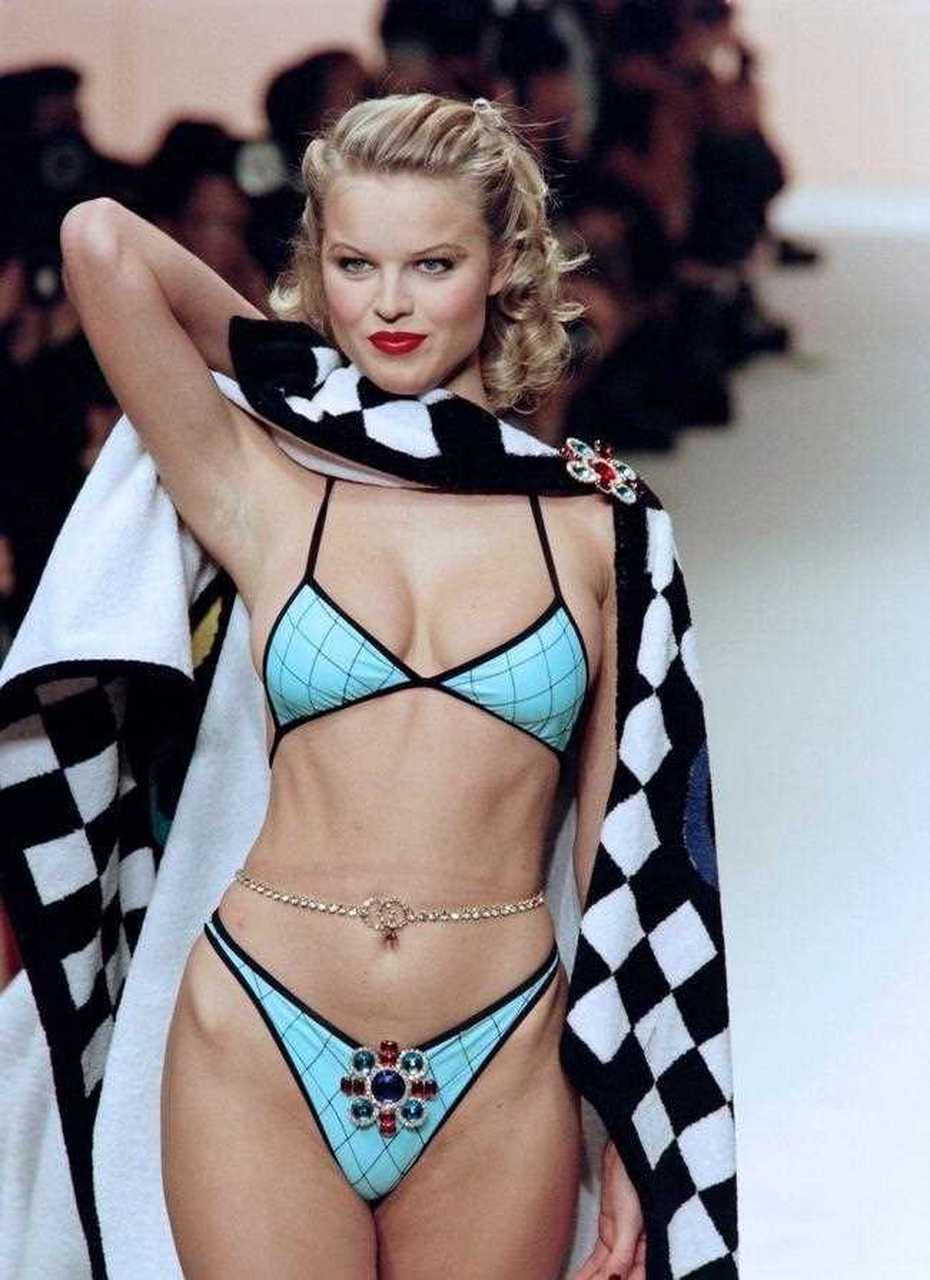 雪花娘娘的气质很高级,微笑起来的时候大气洒脱,真是太养眼啦[握草]