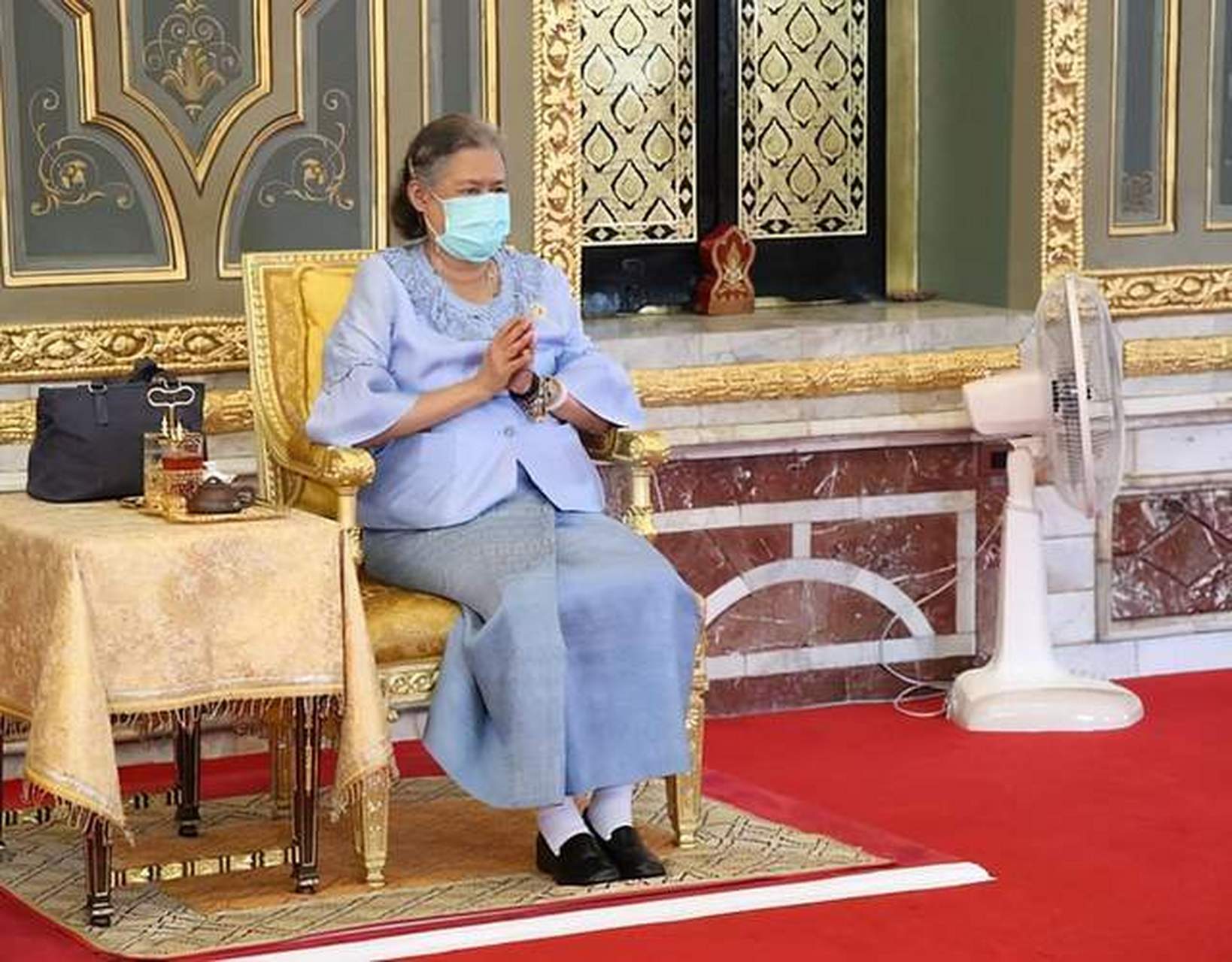 诗琳通公主地位果然不同!见高僧不下跪,诗妮娜趴跪着不忘秀曲线