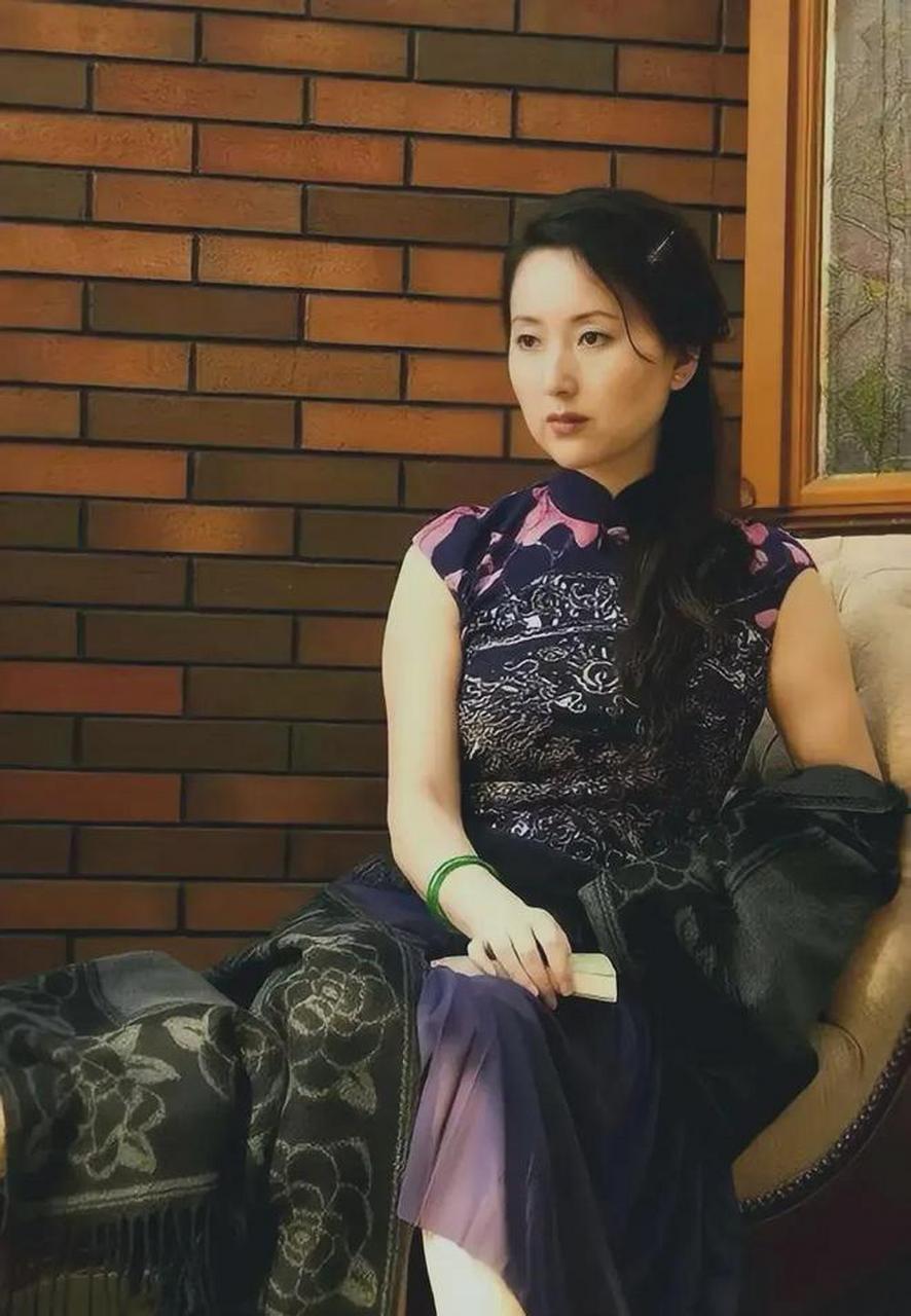 陈晓旭在40岁时,罕见地留下了一张穿旗袍的照片,照片中的她依然保持着
