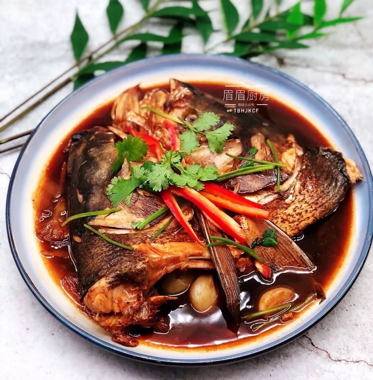 红烧鱼头 鱼头营养高,口味好,富含人体必需的卵磷脂和不饱和脂肪酸,对