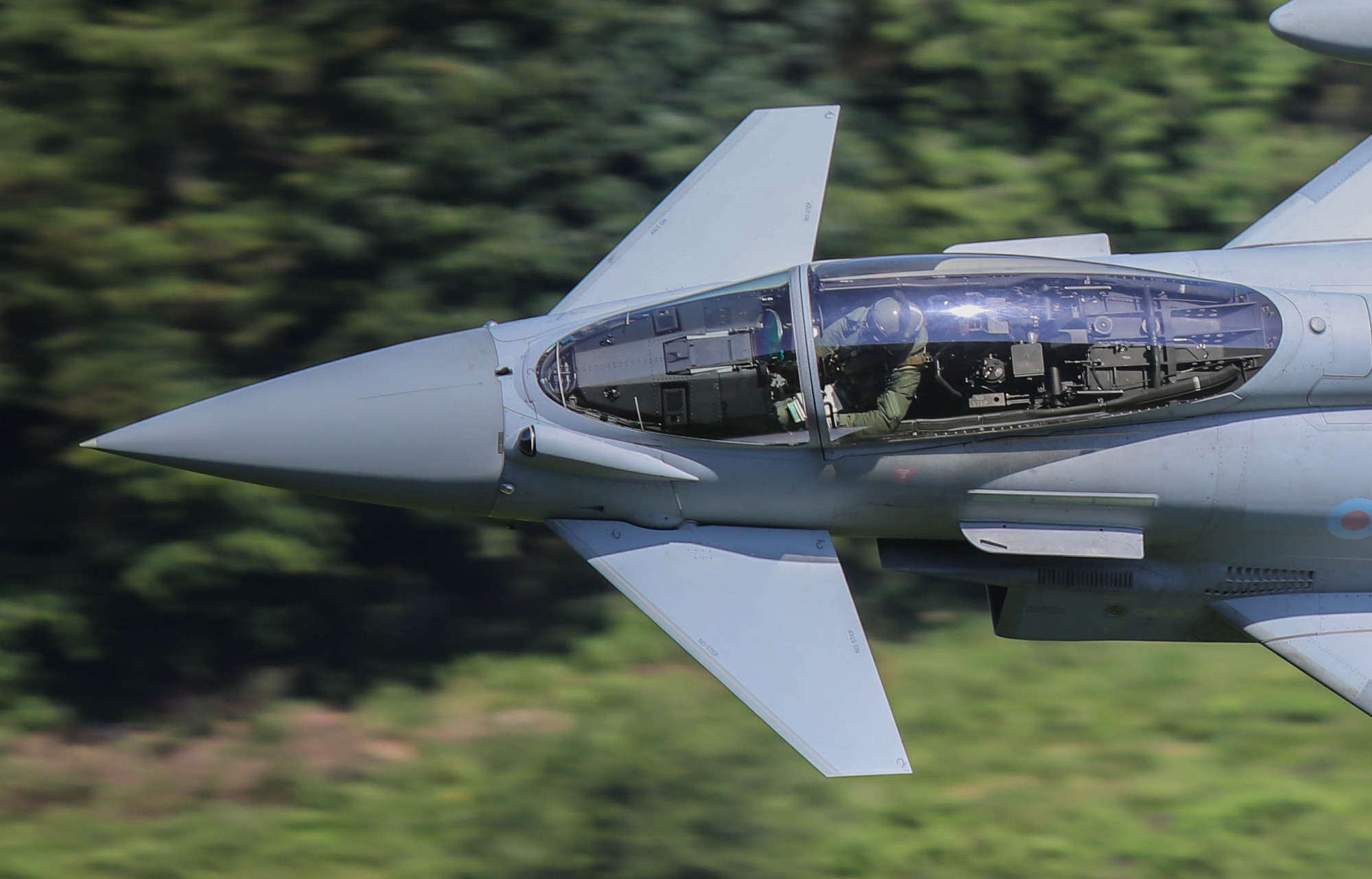 欧洲台风战斗机配装的衍射平显,双座型的台风战斗机前舱有,后舱也有