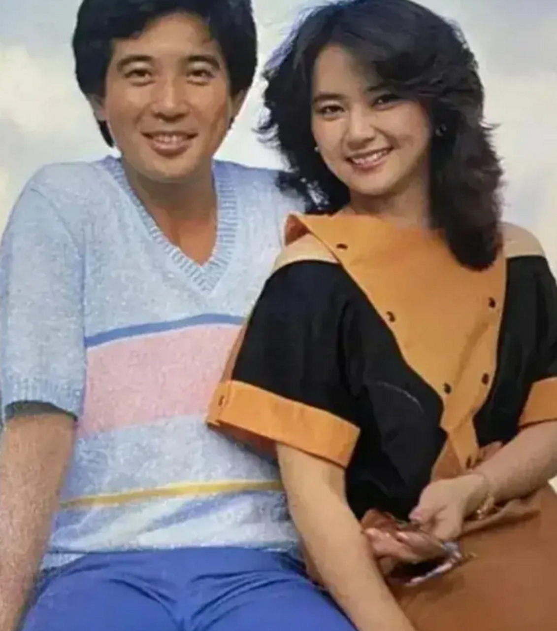 再看林凤娇年轻时候的样子,终于才明白,秦汉对她着迷是有原因的