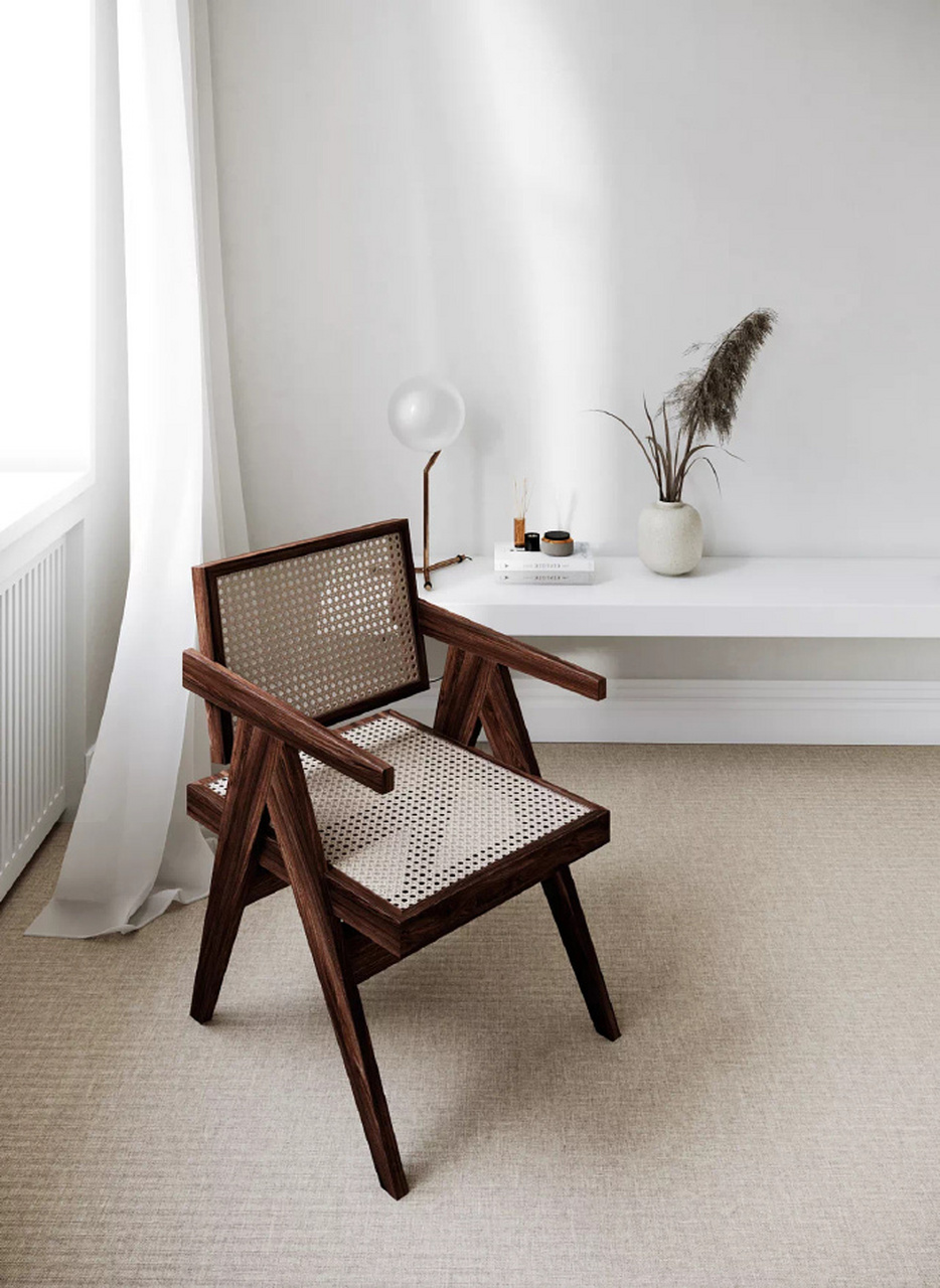 空间上选用暖灰色作为主色调,打造出纯粹极简空间,经典家具装饰的植入