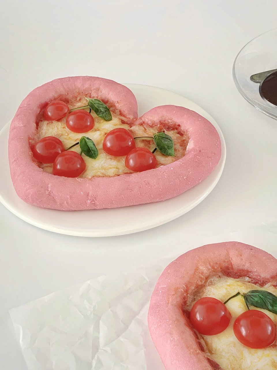 自制粉粉爱心樱桃披萨  今天要来分享一款充满爱心的咸香披萨,让我们