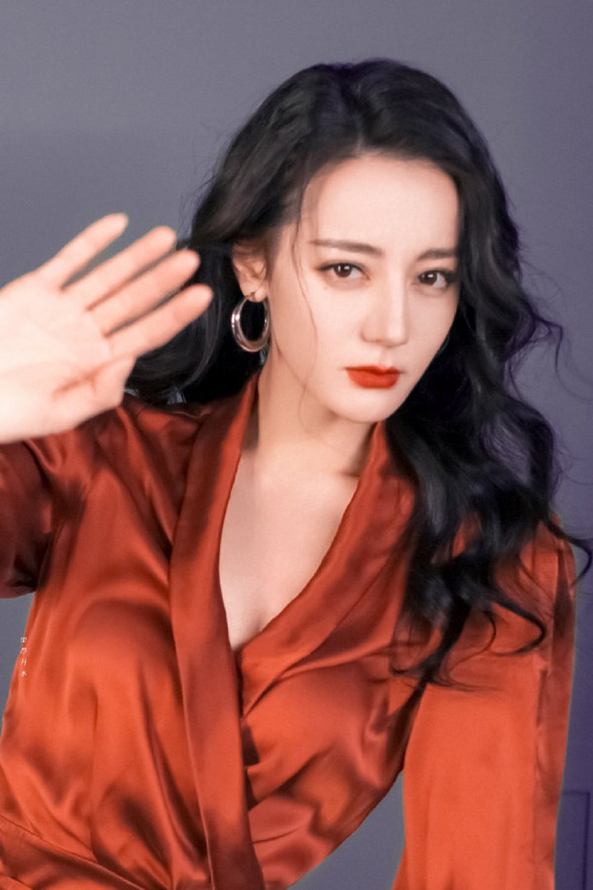 迪丽热巴最惊艳的一组红衣美照,腰围比头围还要细.