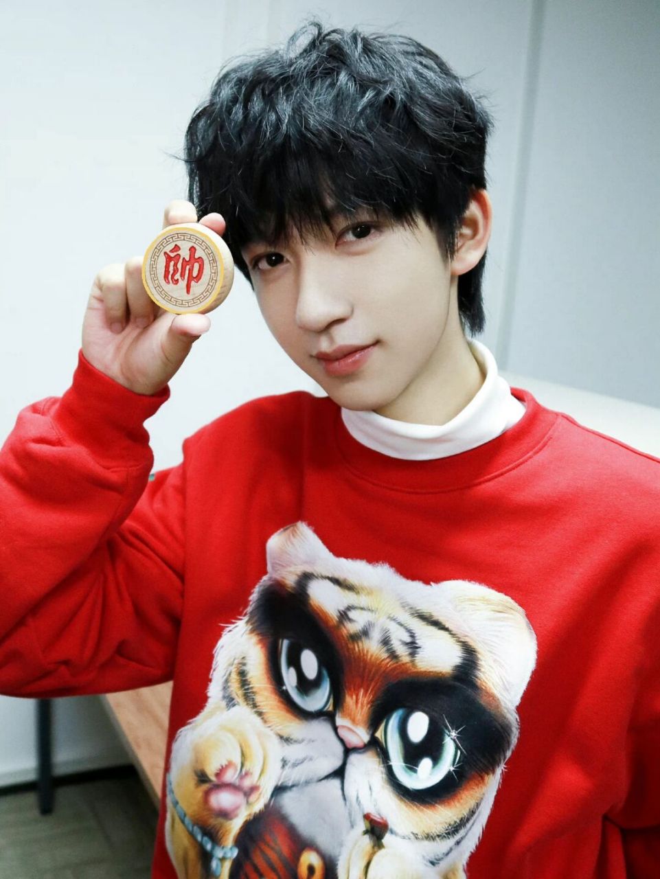 贺峻霖小年夜祝福 红红火火的新年穿搭和超可爱的小脑斧更配哦 衣服