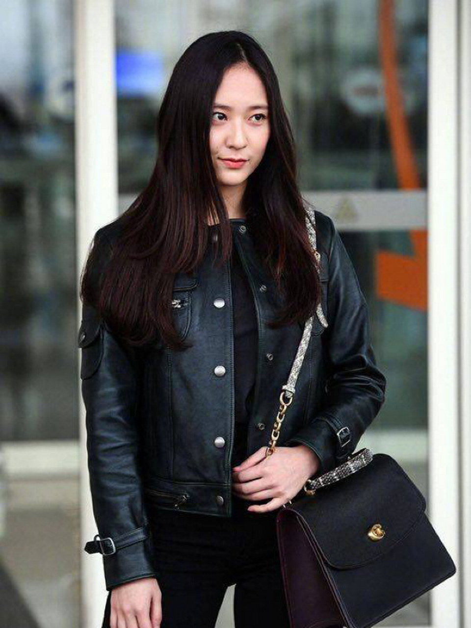 私服搭配 krystal郑秀晶机场私服穿搭分享 好久不见的机场私服穿搭照