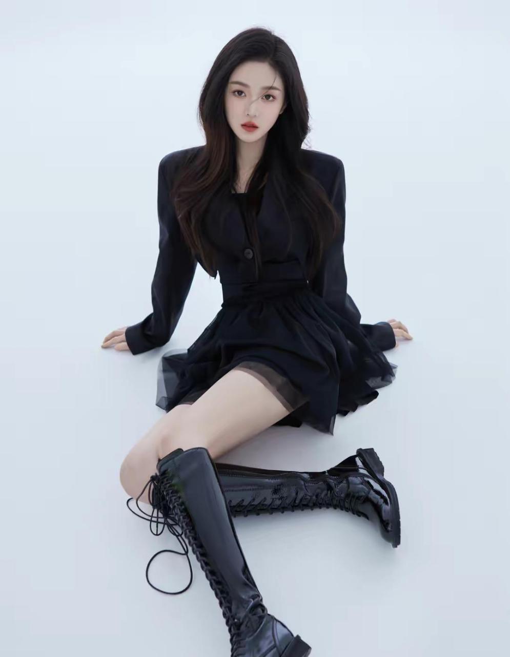 她扮做一个女摄影师,时而坐着相机旁边,时而坐着