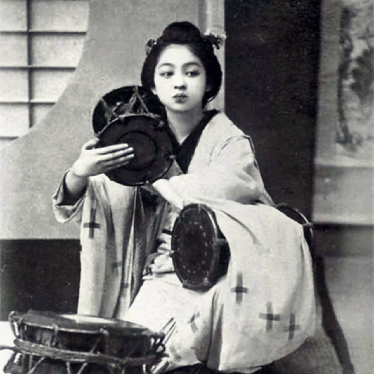 21岁的井上千代子,看到丈夫留恋温柔乡之后,选择刎颈自杀,从而让丈夫