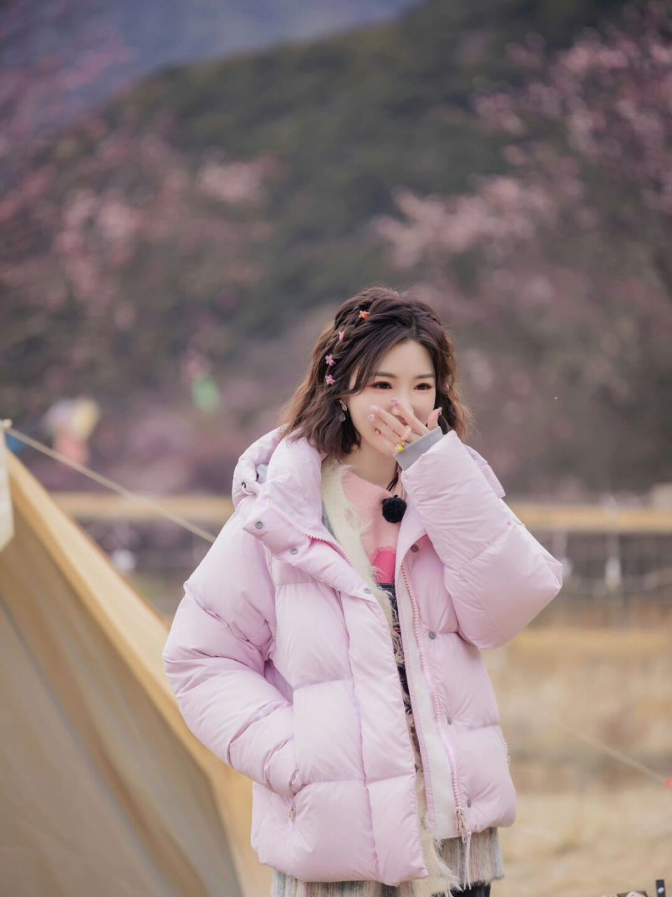 毛晓彤综艺造型穿搭 不少百元单品!