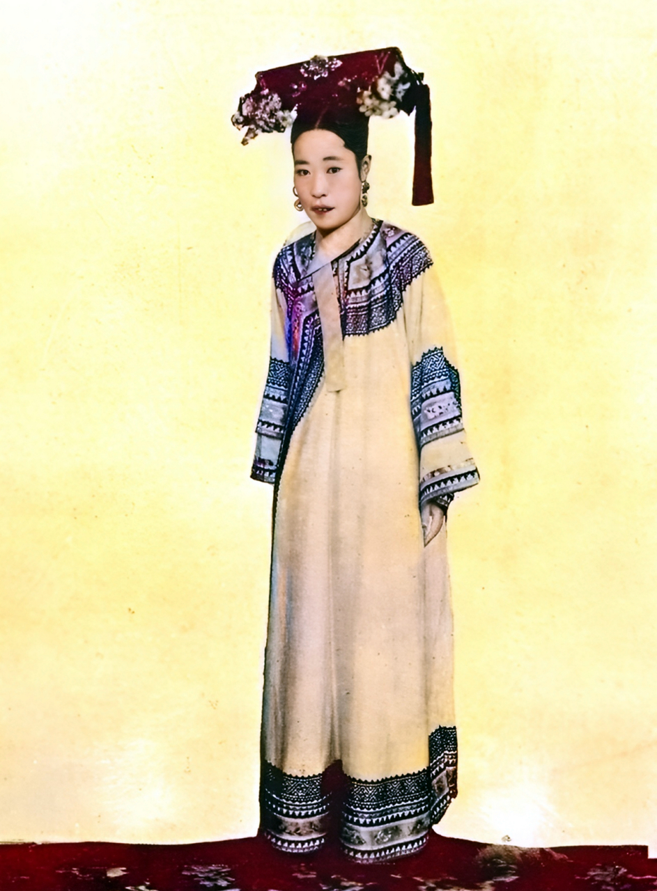 1913年2月22日凌晨两点半,清朝最后一位皇太后隆裕皇太后因患痰症