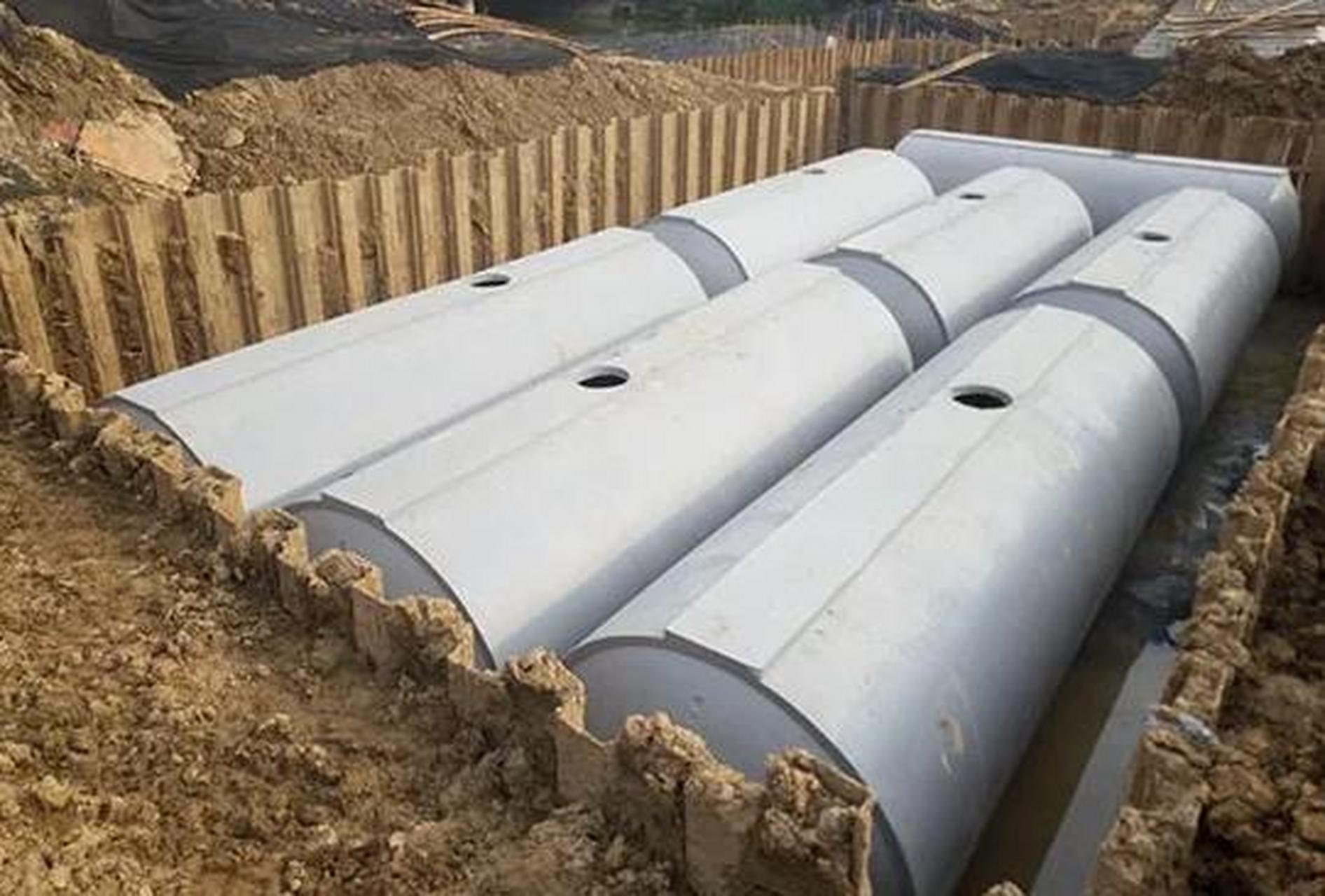 水泥化粪池的特点: 预制混凝土污水处理化粪池,是在现浇钢筋混凝土理