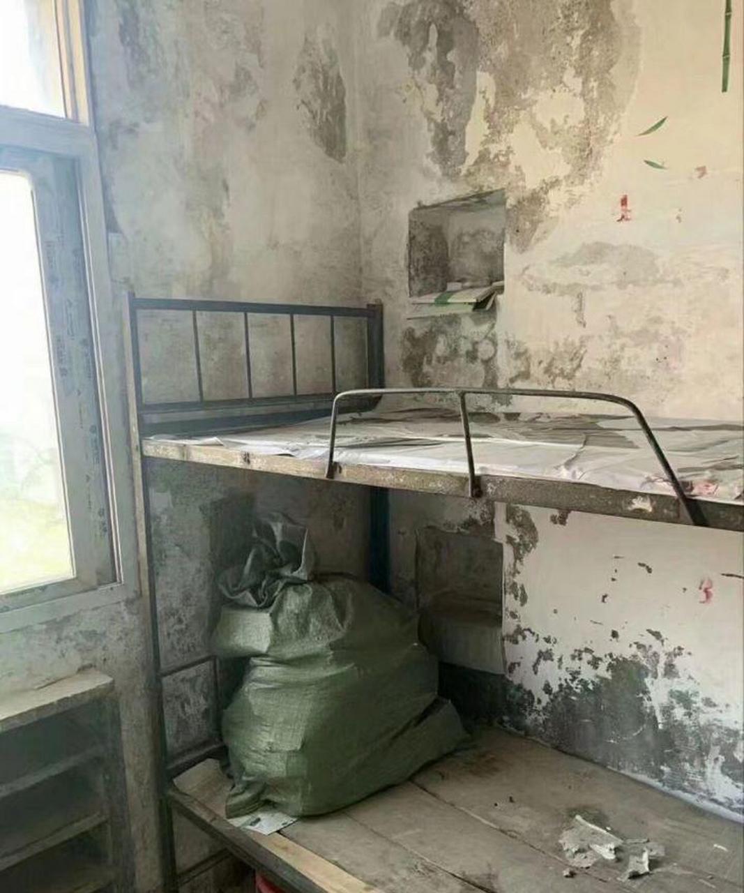 网友:挑战全网最烂宿舍