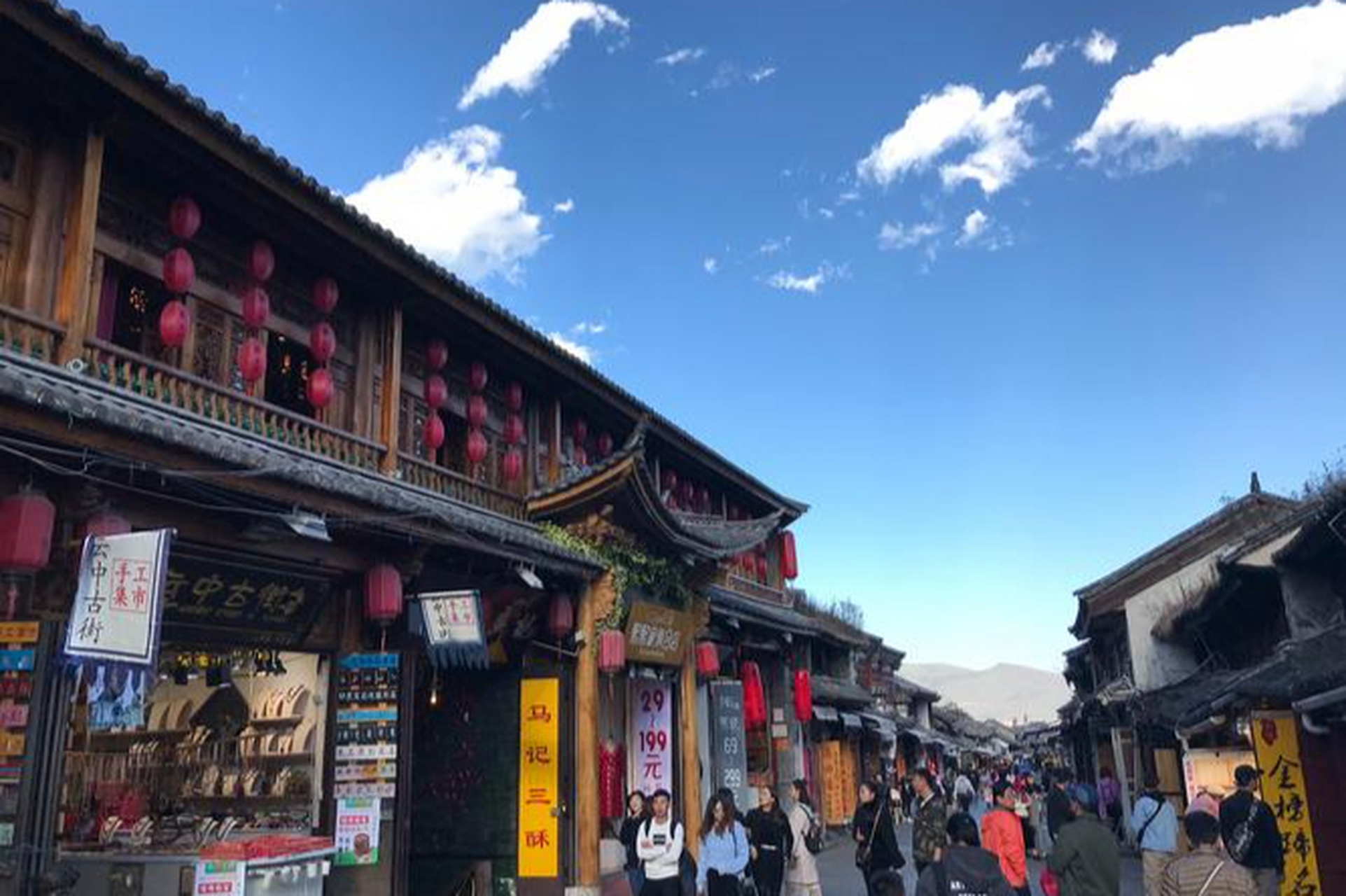 大理古城:坐落在美丽的苍山脚下,是古代南诏国和大理国的首都.